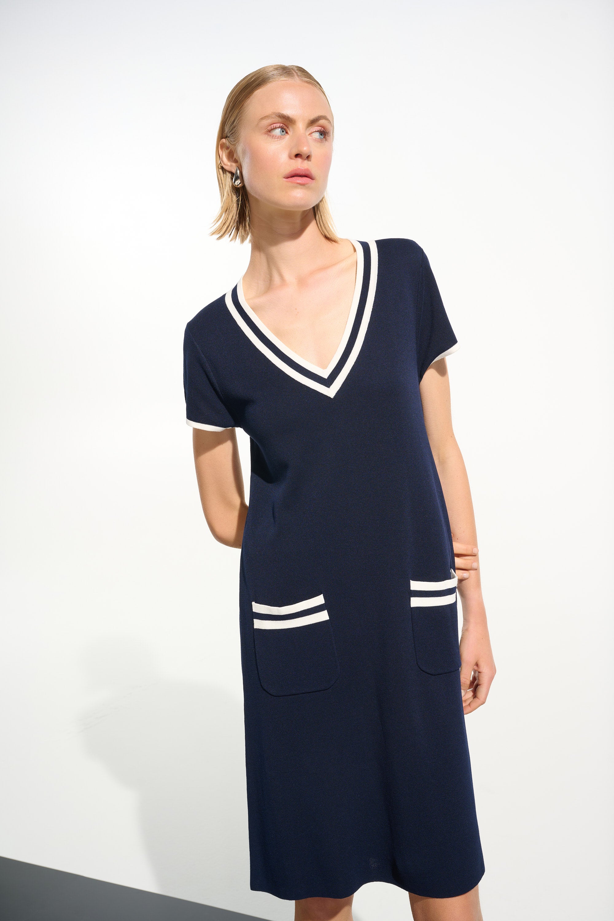 Vestido de línea a con ribete de canalé azul añil y vainilla 261648