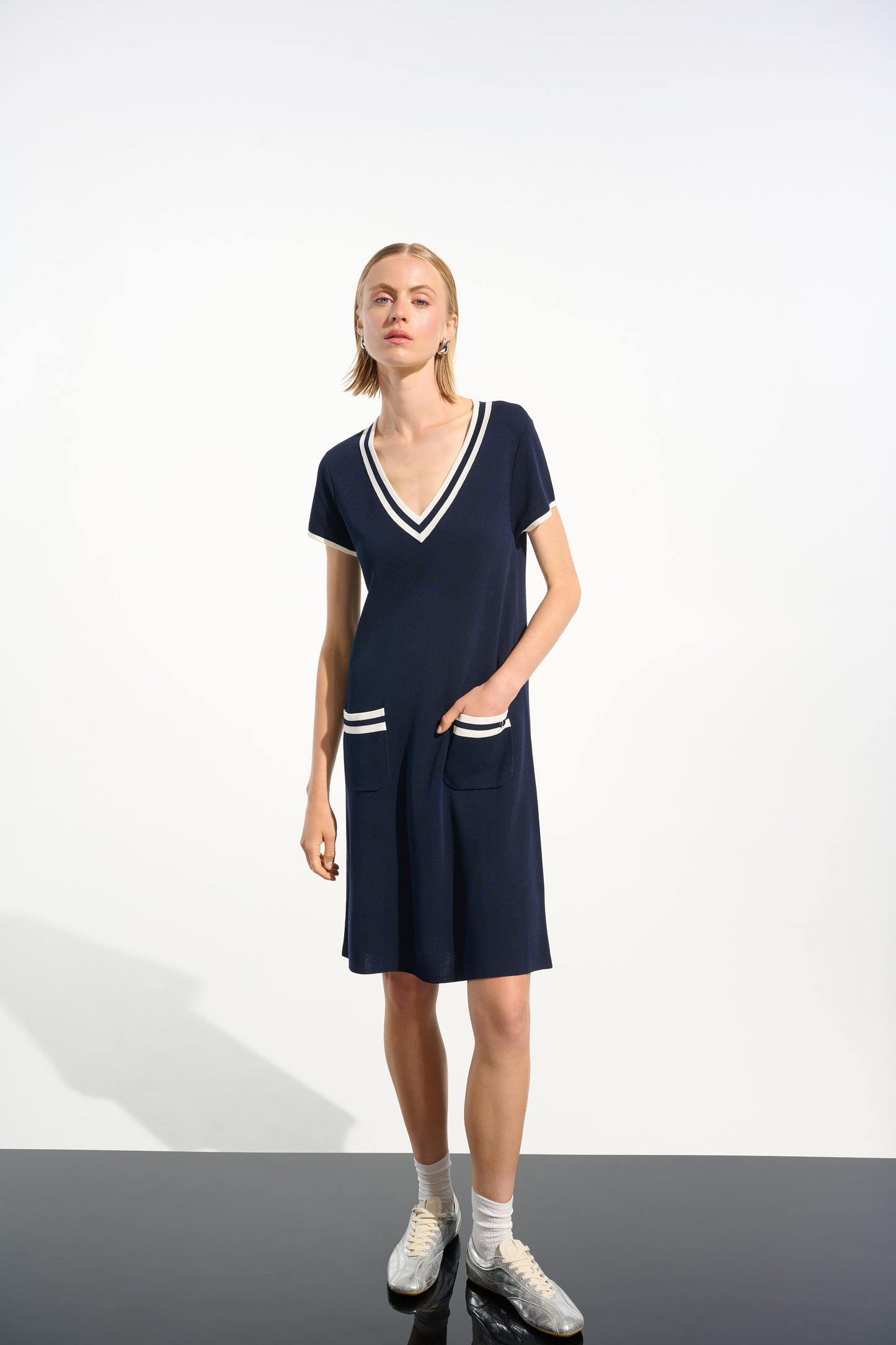 Vestido de línea a con ribete de canalé azul añil y vainilla 261648