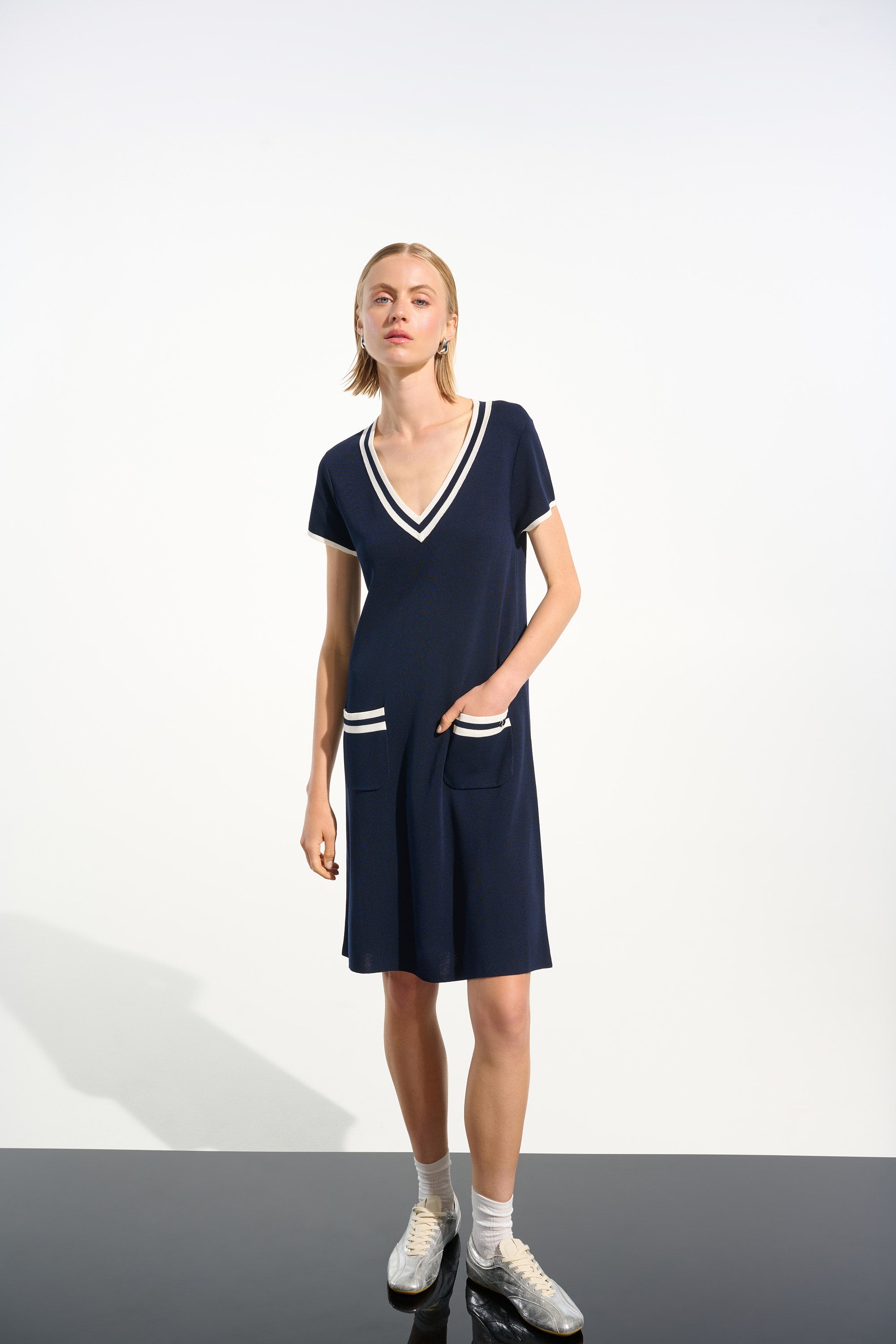 Vestido de línea a con ribete de canalé azul añil y vainilla 261648
