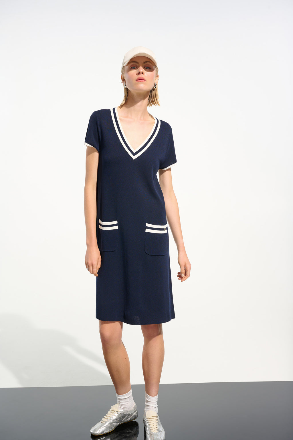 Vestido de línea a con ribete de canalé azul añil y vainilla 261648