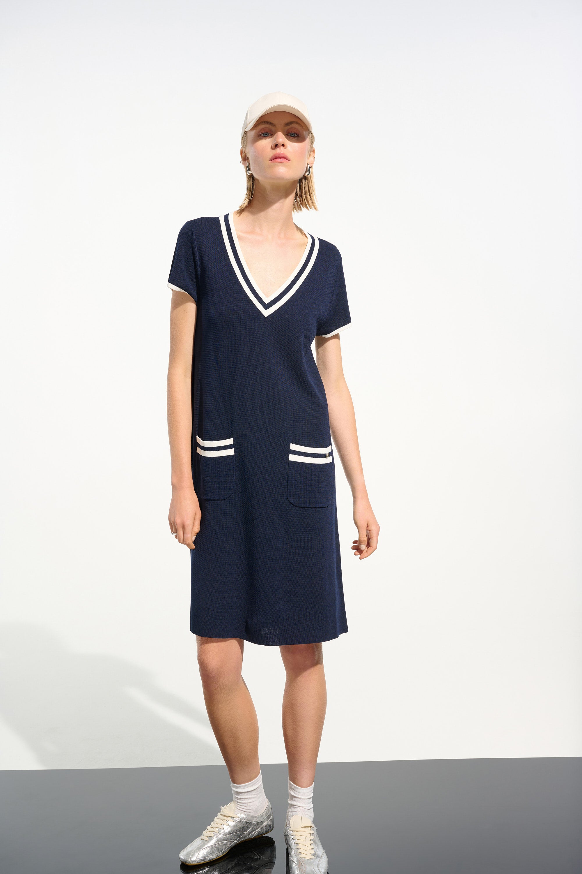 Vestido de línea a con ribete de canalé azul añil y vainilla 261648