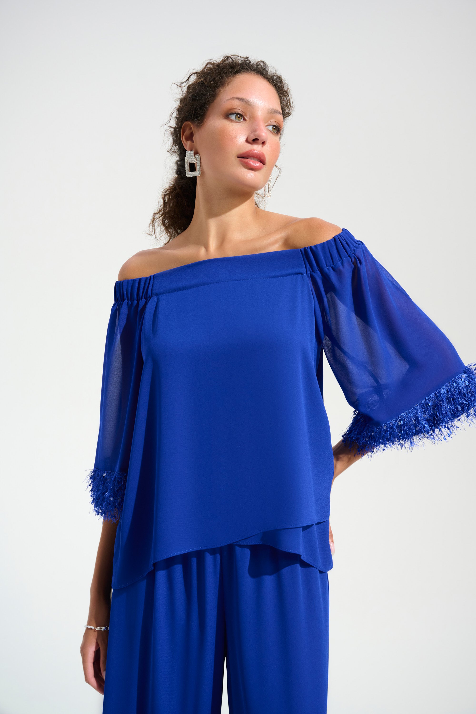 Blusa de georgette y gasa con hombros descubiertos y flecos azul rey 261717