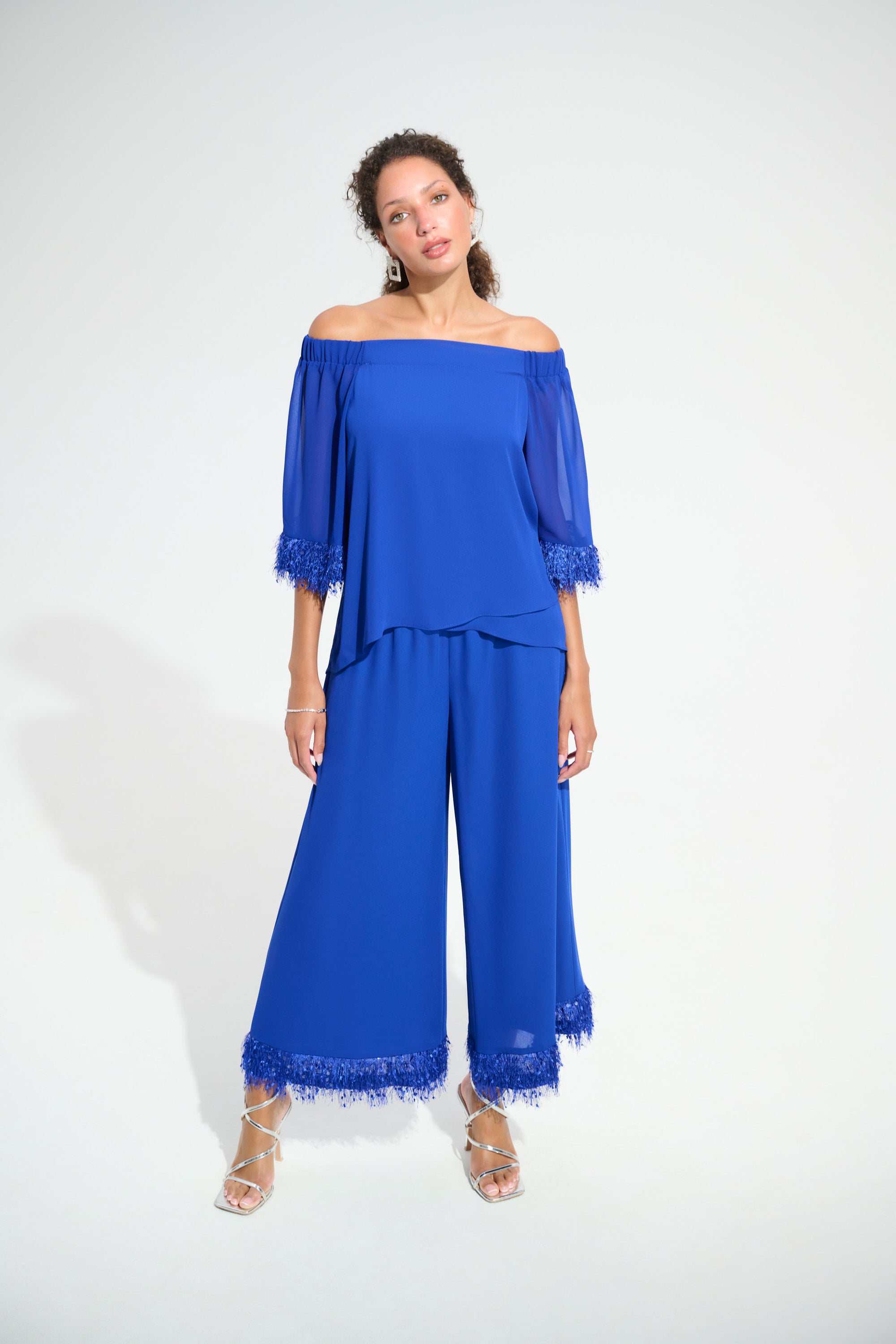 Blusa de georgette y gasa con hombros descubiertos y flecos azul rey 261717