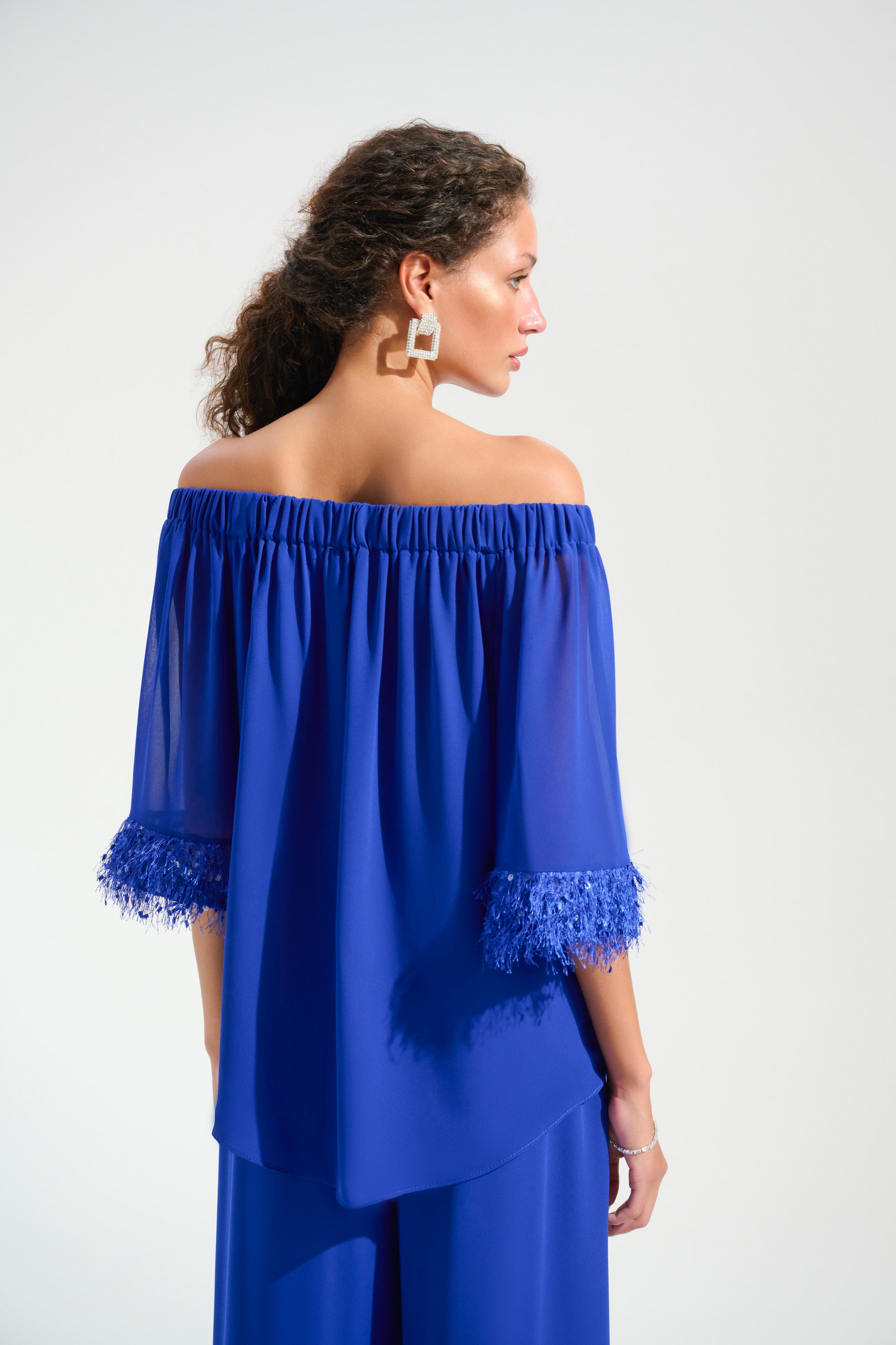 Blusa de georgette y gasa con hombros descubiertos y flecos azul rey 261717