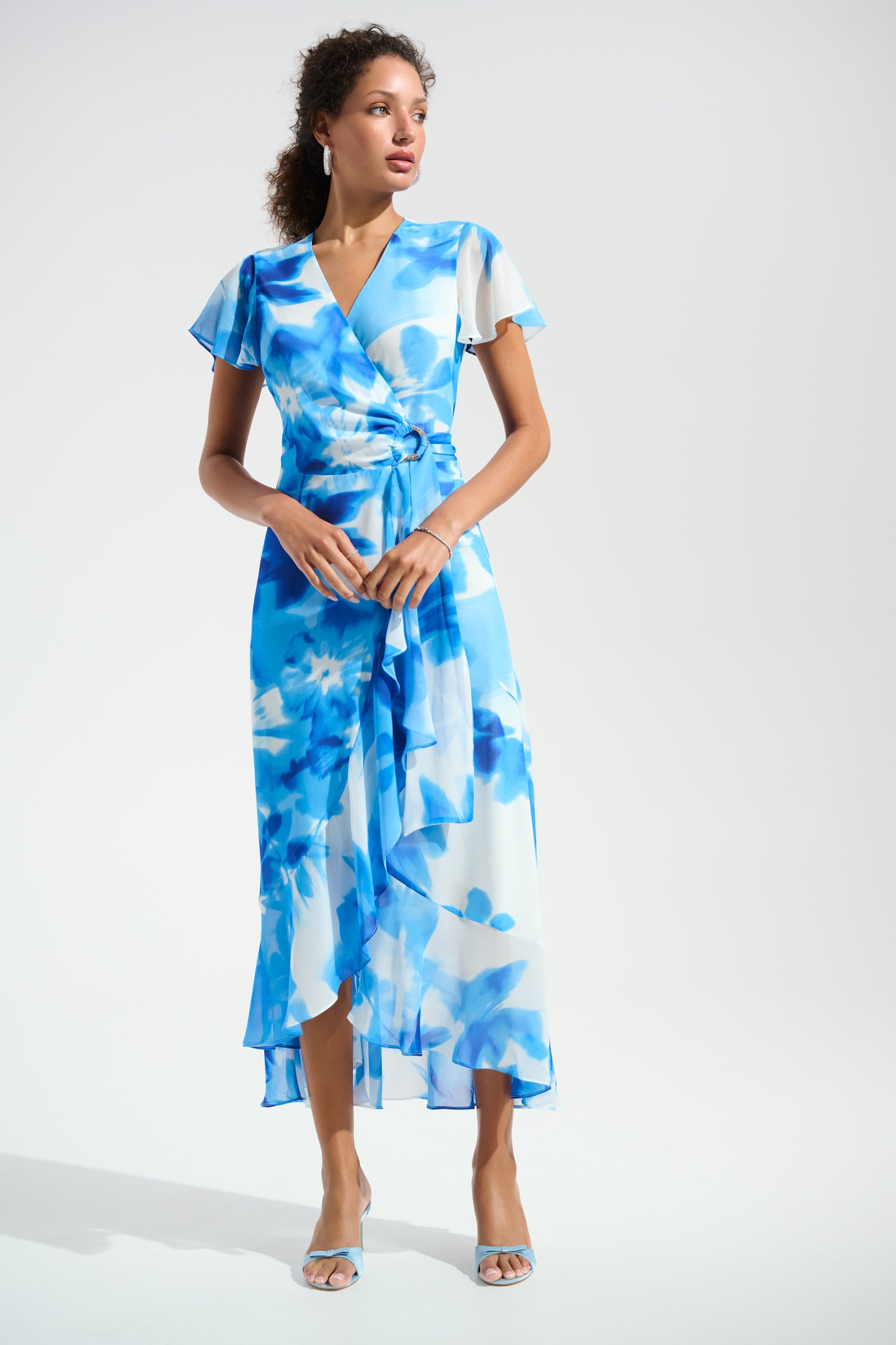 Vestido cruzado de gasa con estampado y detalle de volantes Azul/Vainilla 261739