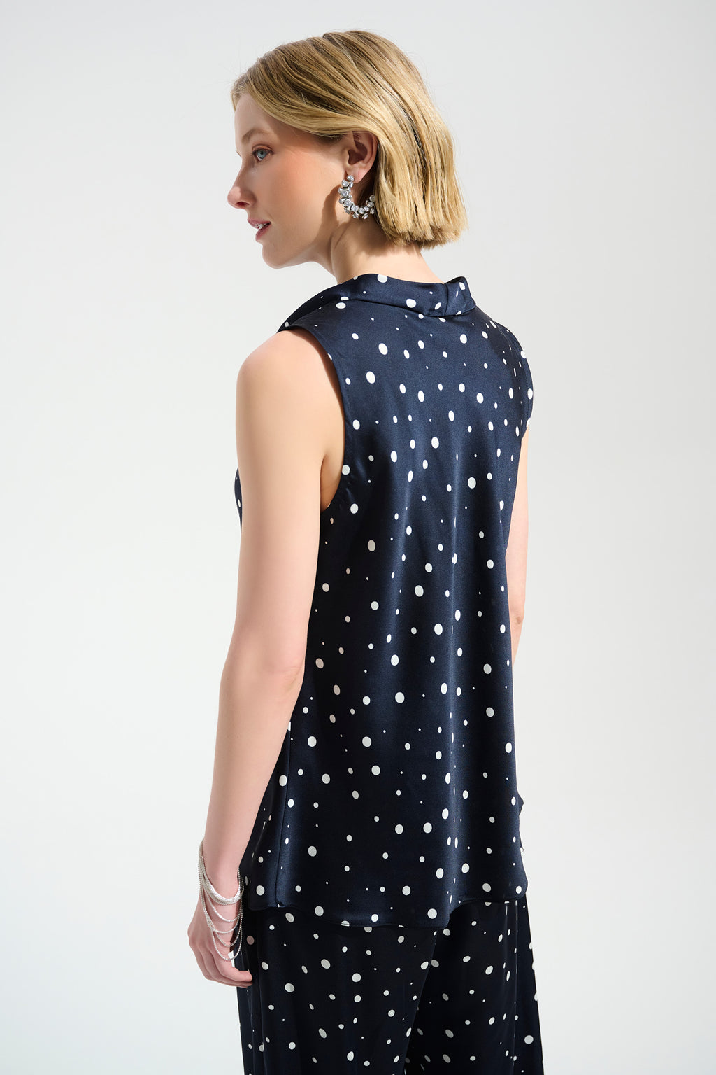Blusa sin mangas con cuello vuelto y estampado de puntos azul medianoche y vainilla 261746