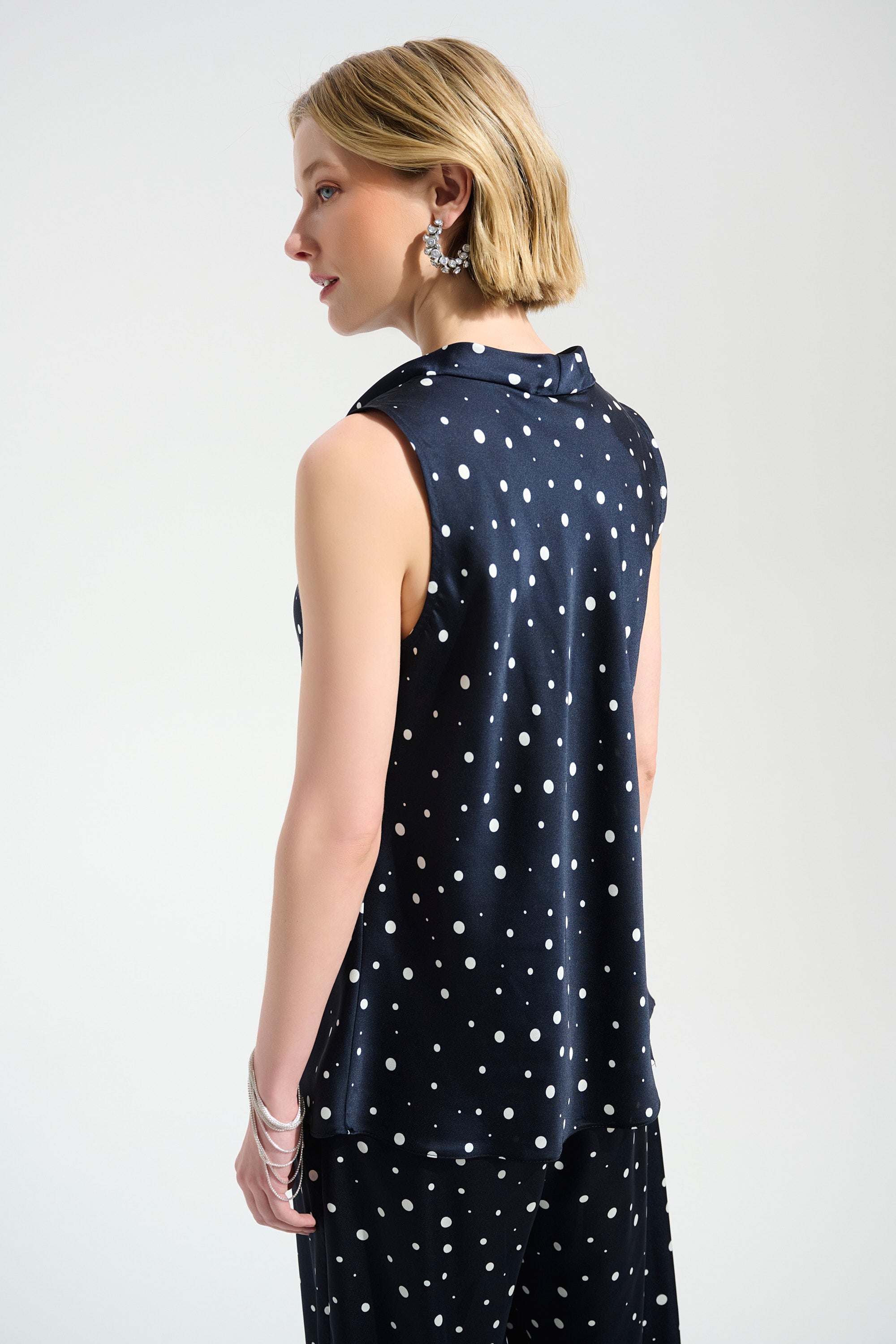 Blusa sin mangas con cuello vuelto y estampado de puntos azul medianoche y vainilla 261746