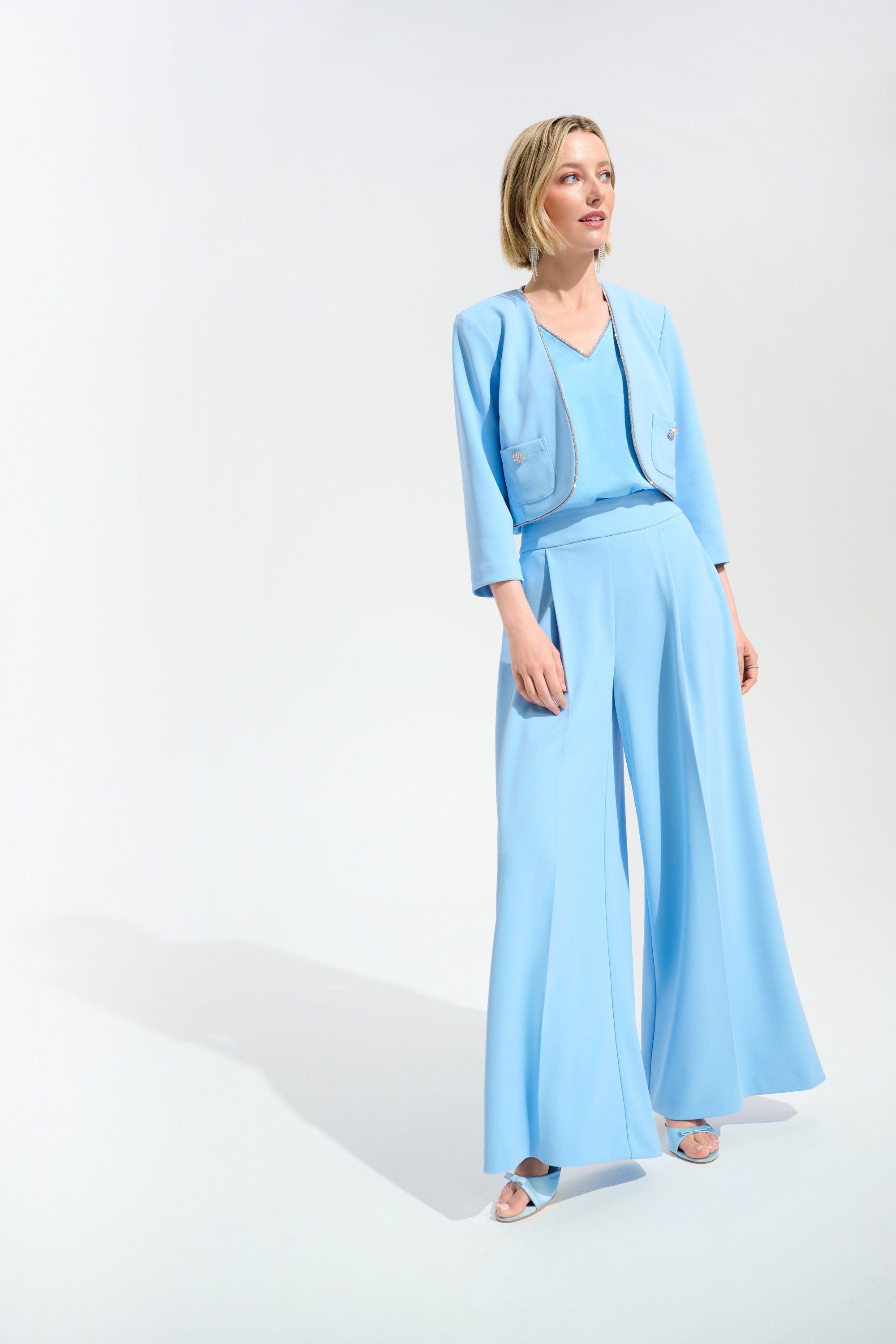 Chaqueta ajustada con ribete de pedrería azul cielo 261769