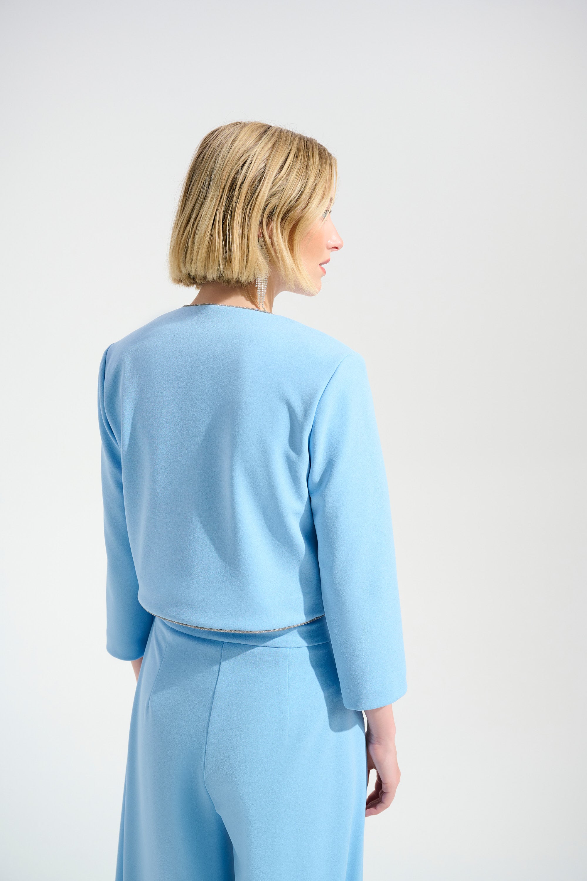 Chaqueta ajustada con ribete de pedrería azul cielo 261769