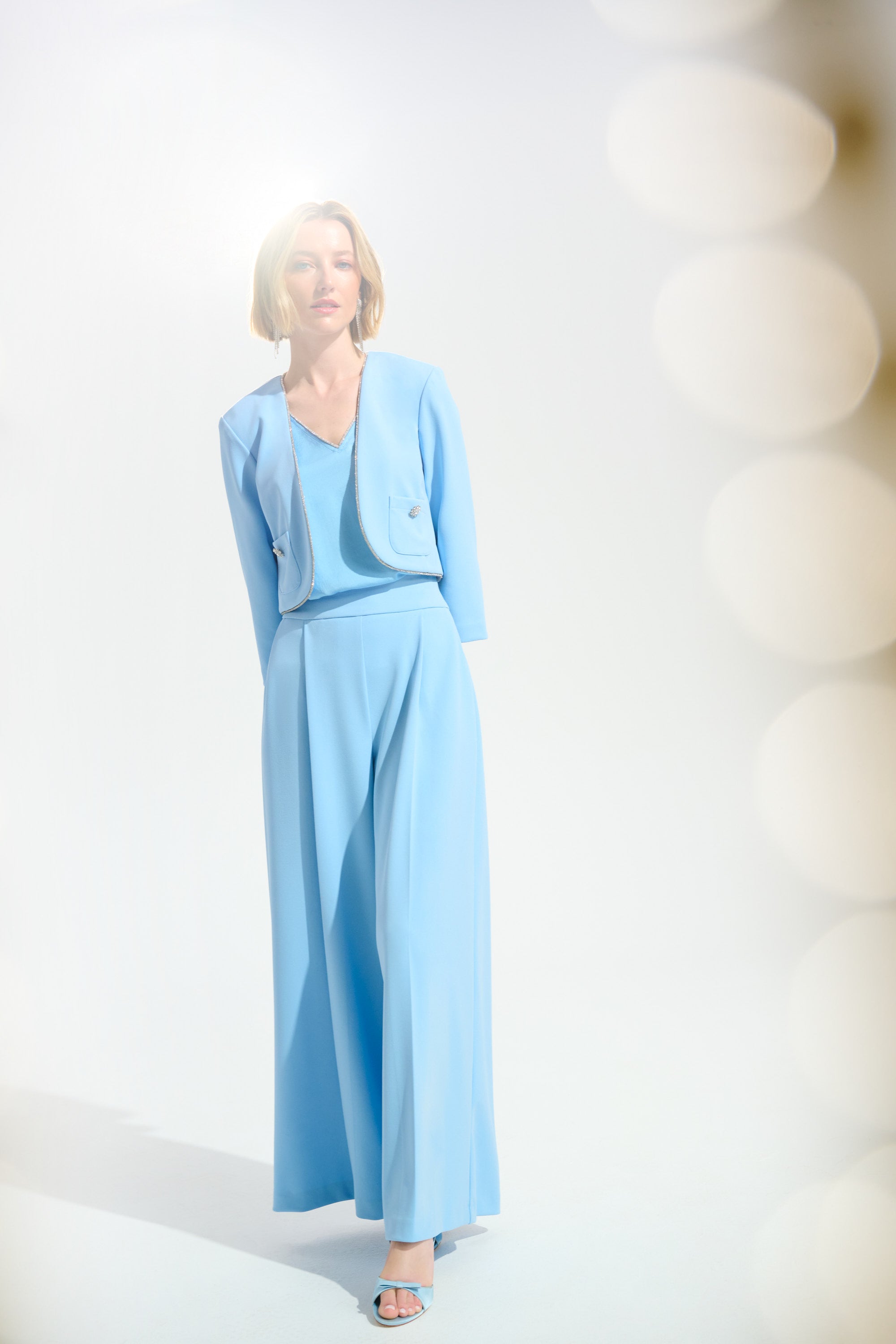 Chaqueta ajustada con ribete de pedrería azul cielo 261769
