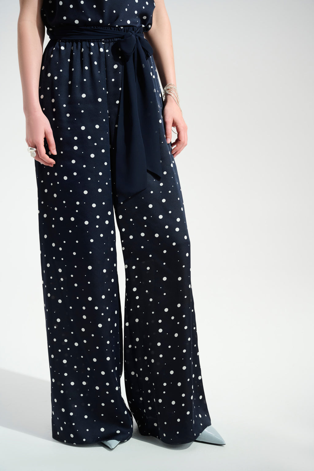 Pantalón de pierna ancha con estampado de puntos azul medianoche y vainilla 261772