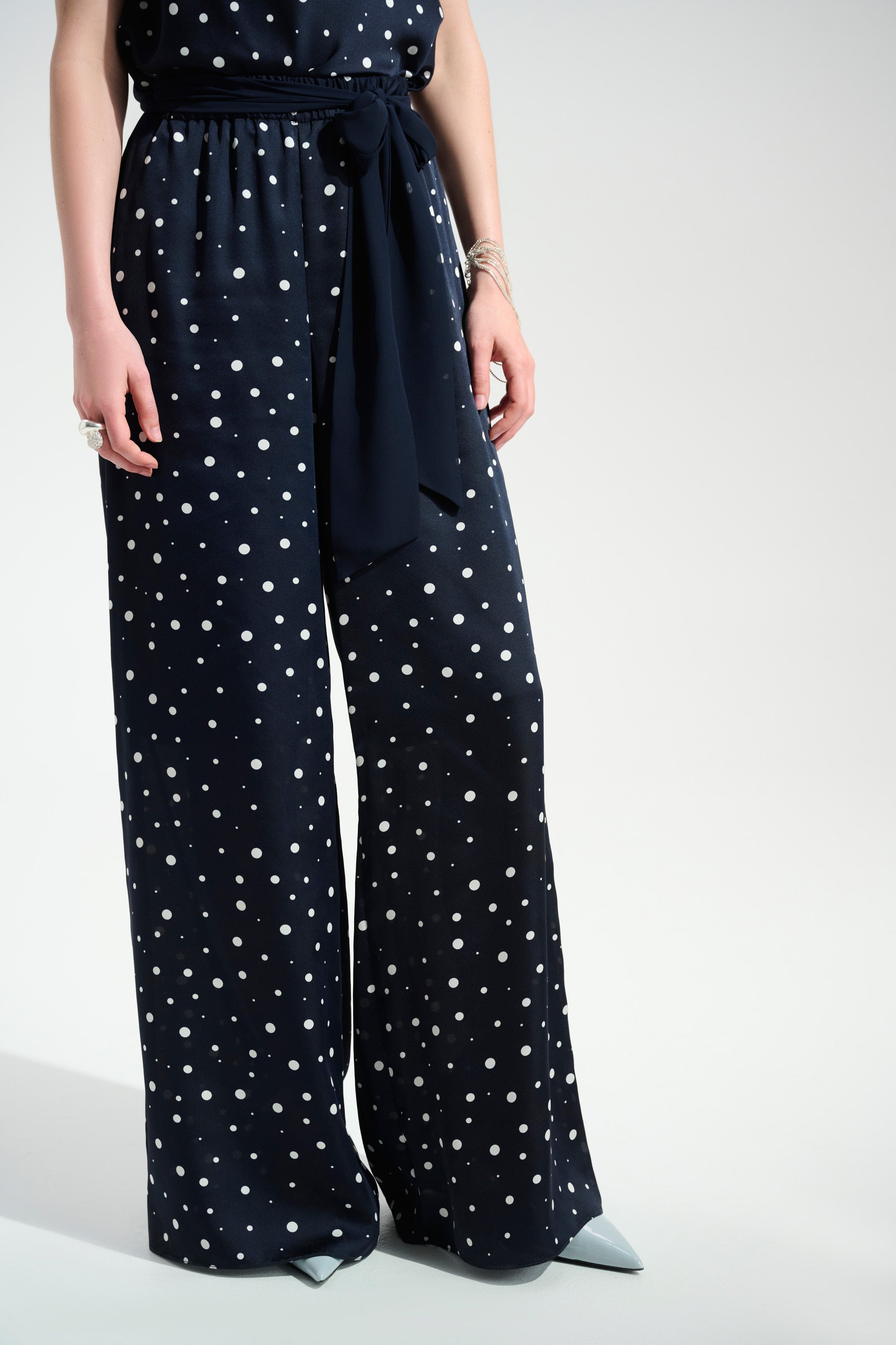 Pantalón de pierna ancha con estampado de puntos azul medianoche y vainilla 261772