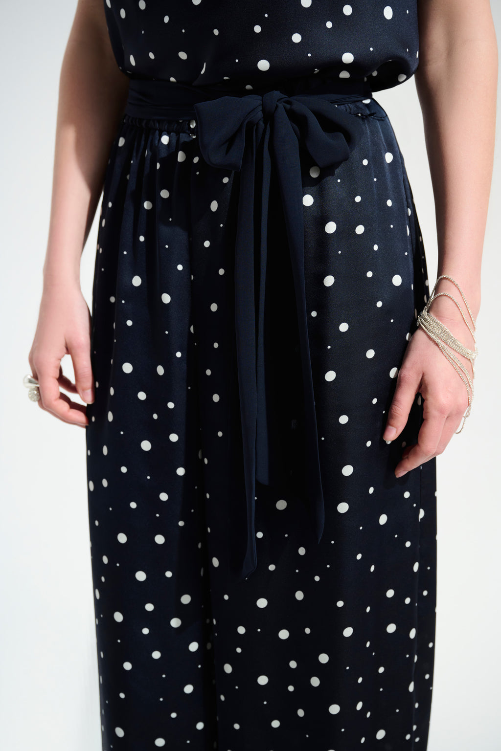 Pantalón de pierna ancha con estampado de puntos azul medianoche y vainilla 261772