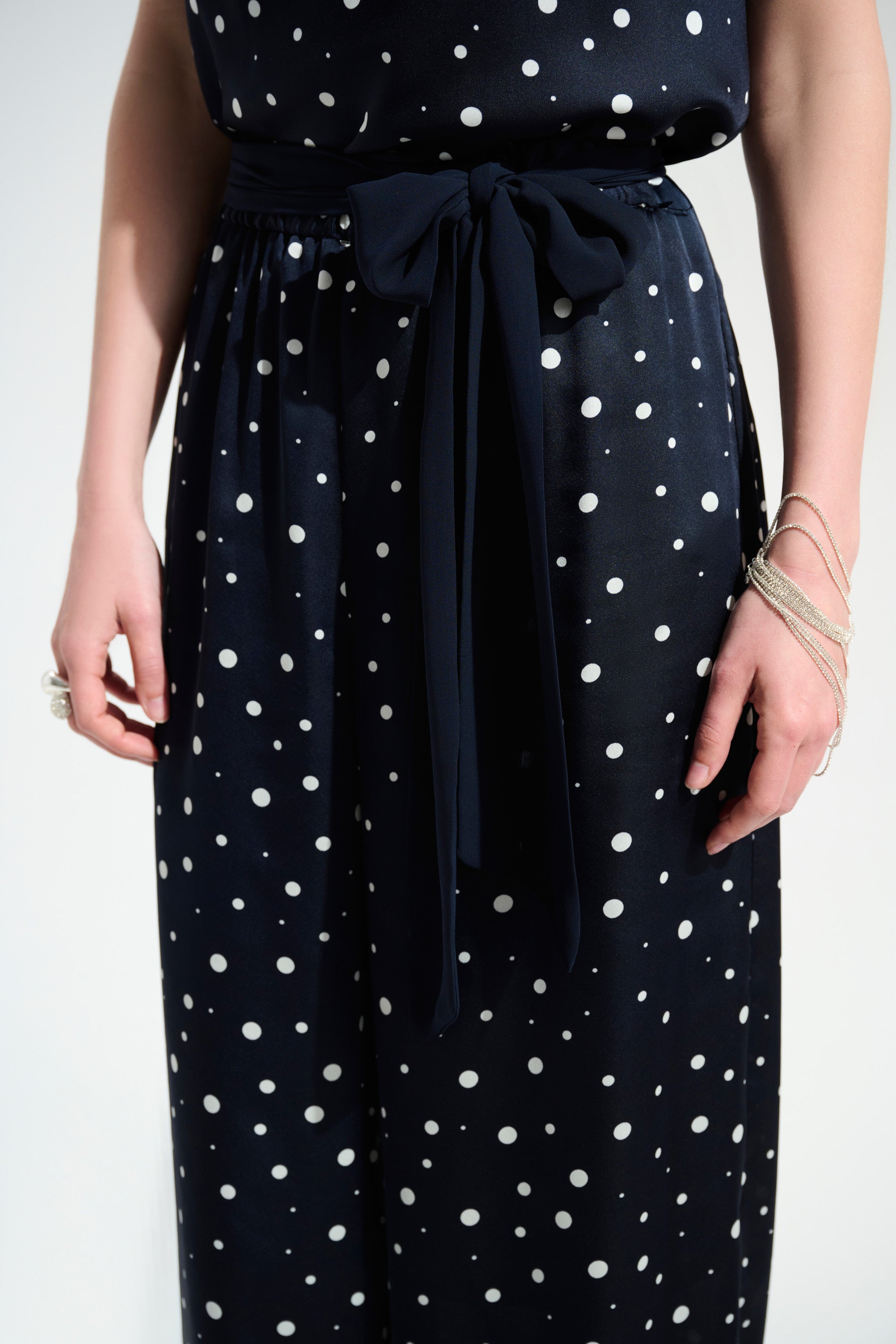 Pantalón de pierna ancha con estampado de puntos azul medianoche y vainilla 261772