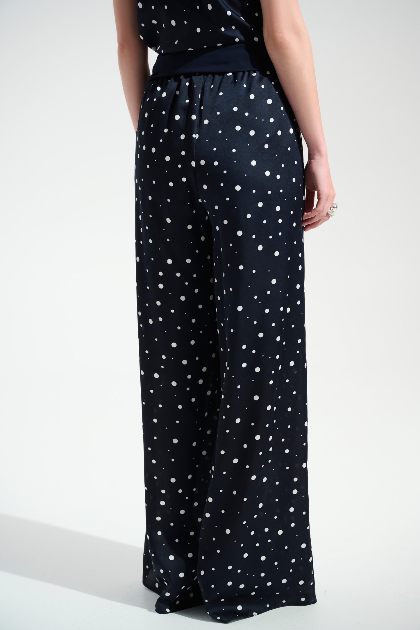 Pantalón de pierna ancha con estampado de puntos azul medianoche y vainilla 261772