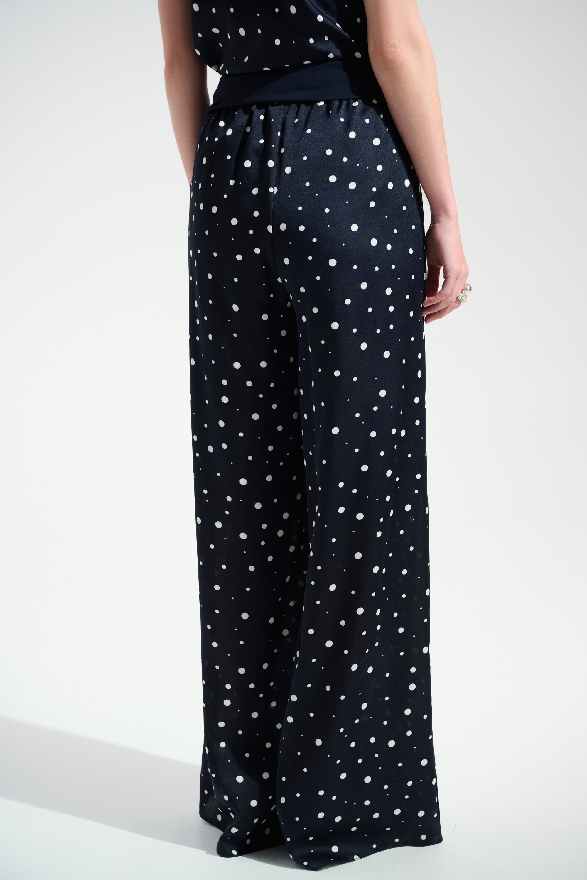 Pantalón de pierna ancha con estampado de puntos azul medianoche y vainilla 261772