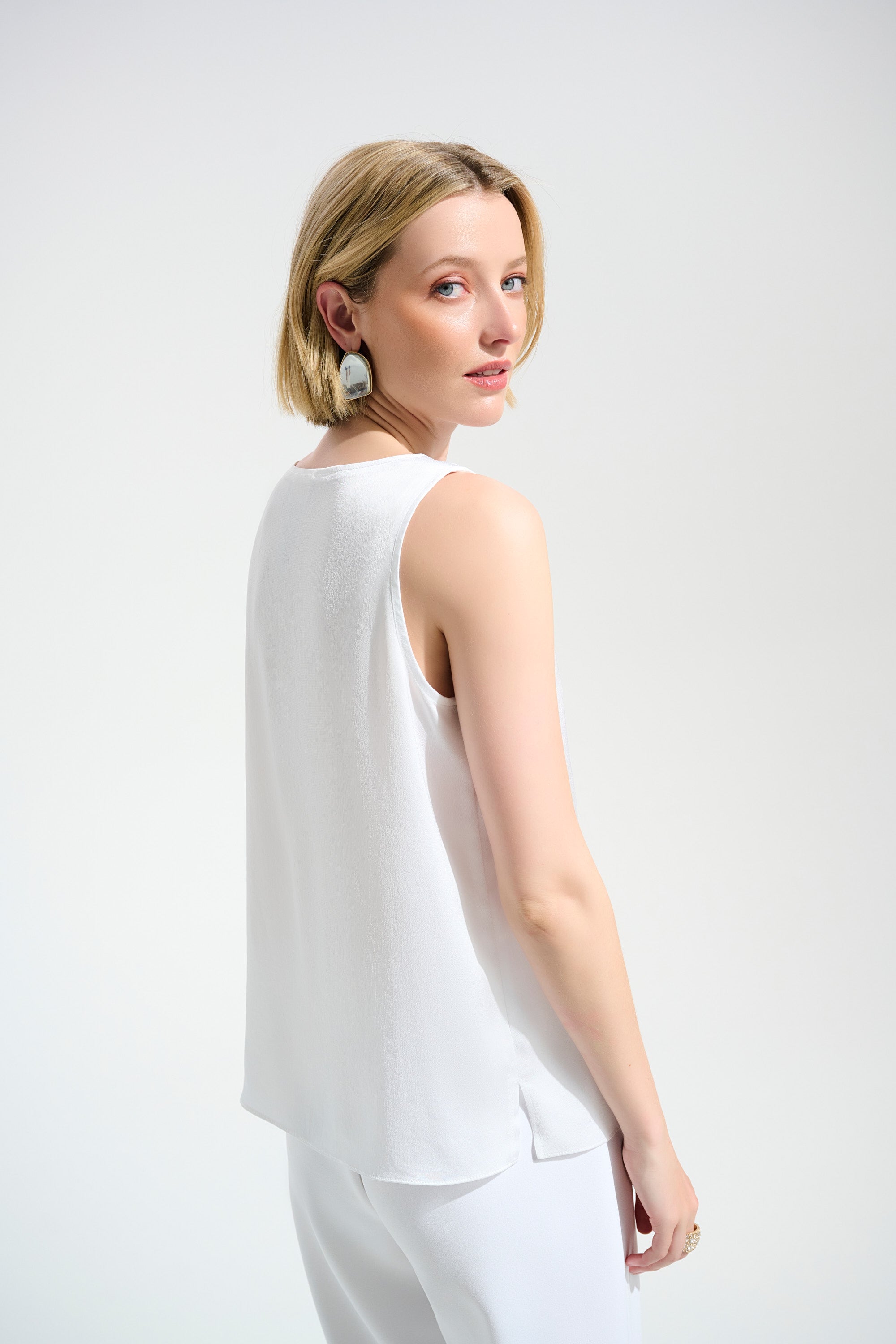Blusa cuello V con ribete de pedrería vainilla 261782