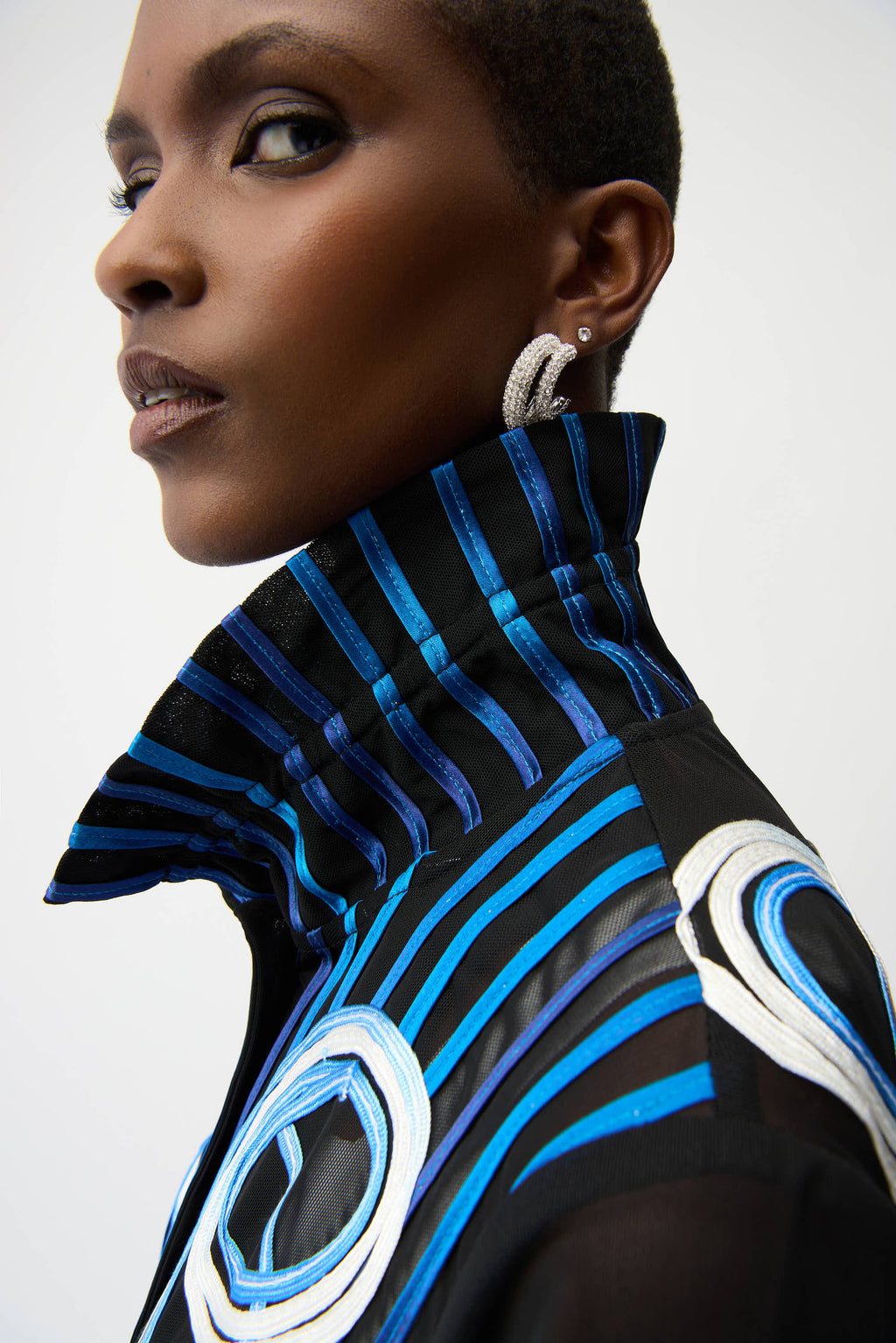 Chaqueta de raso y malla de soutache con mangas campana Negro/Multi 261904
