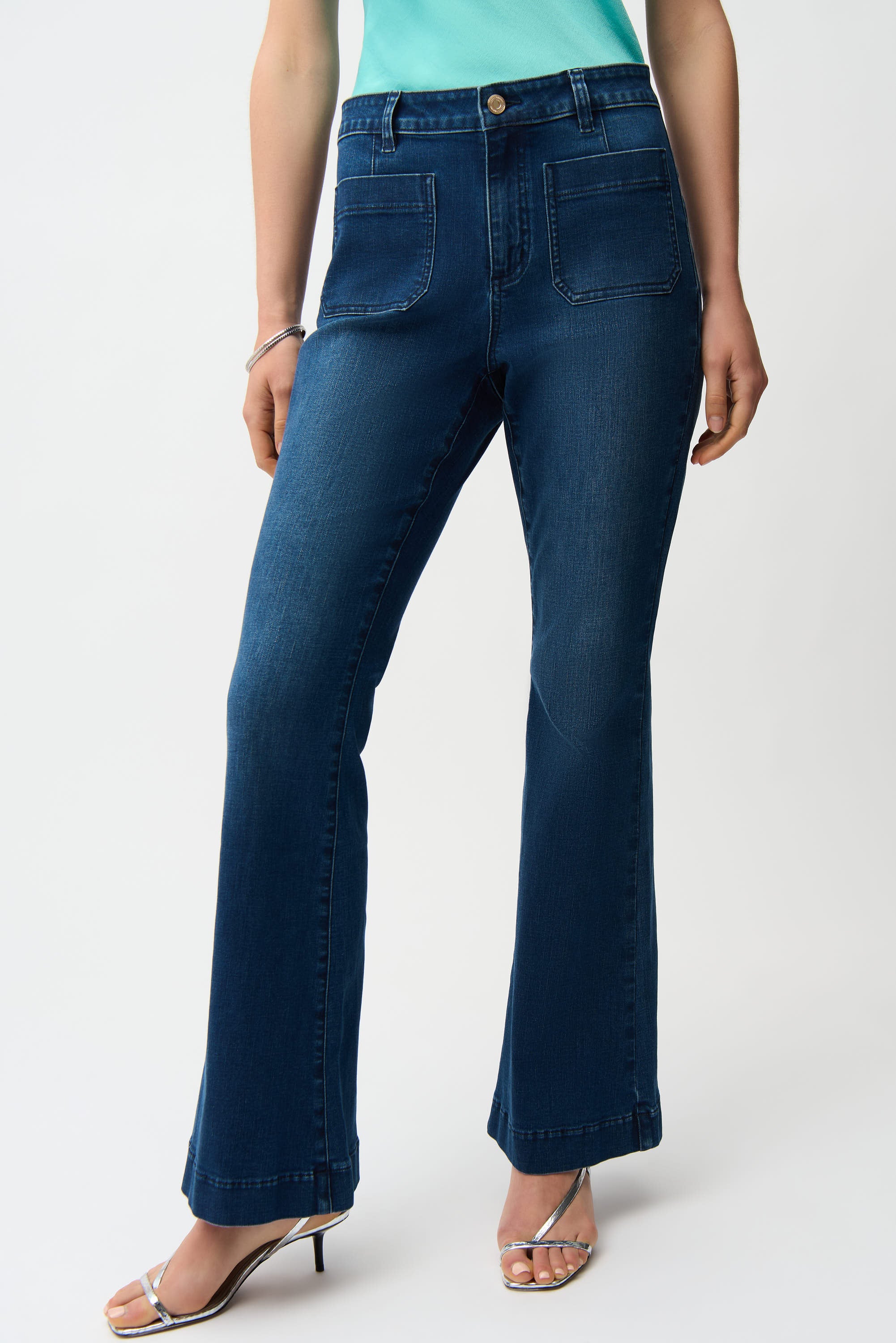 Jeans acampanados con bolsillos de parche azul vaquero medio 261956