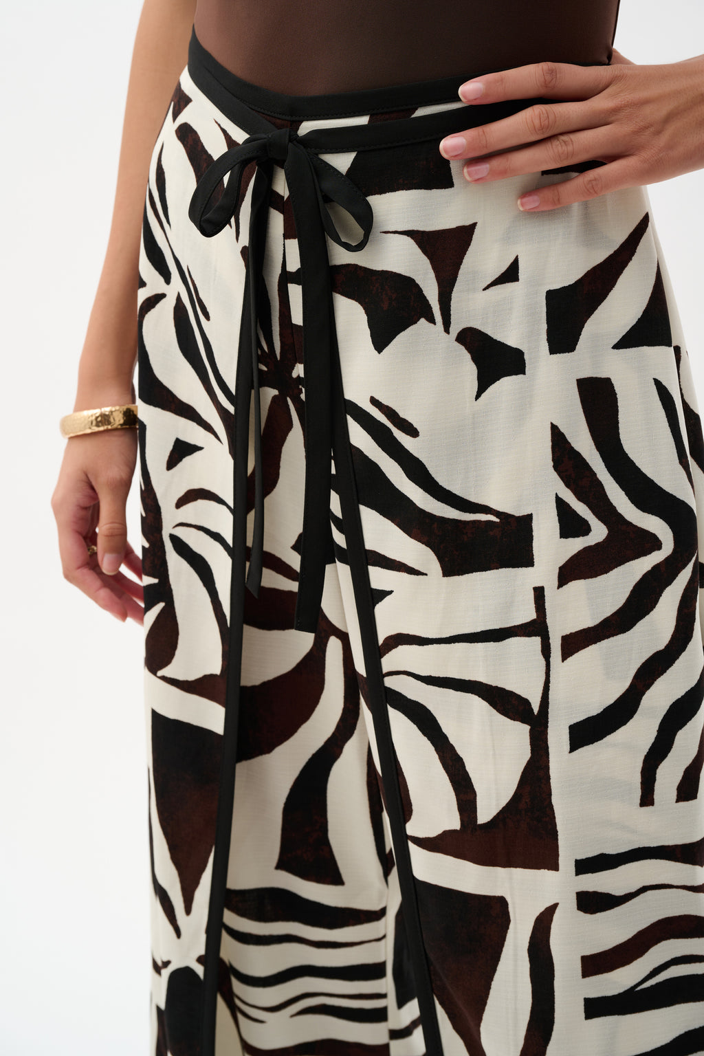 Pantalón de pierna ancha de gasa con estampado tropical beige 262056