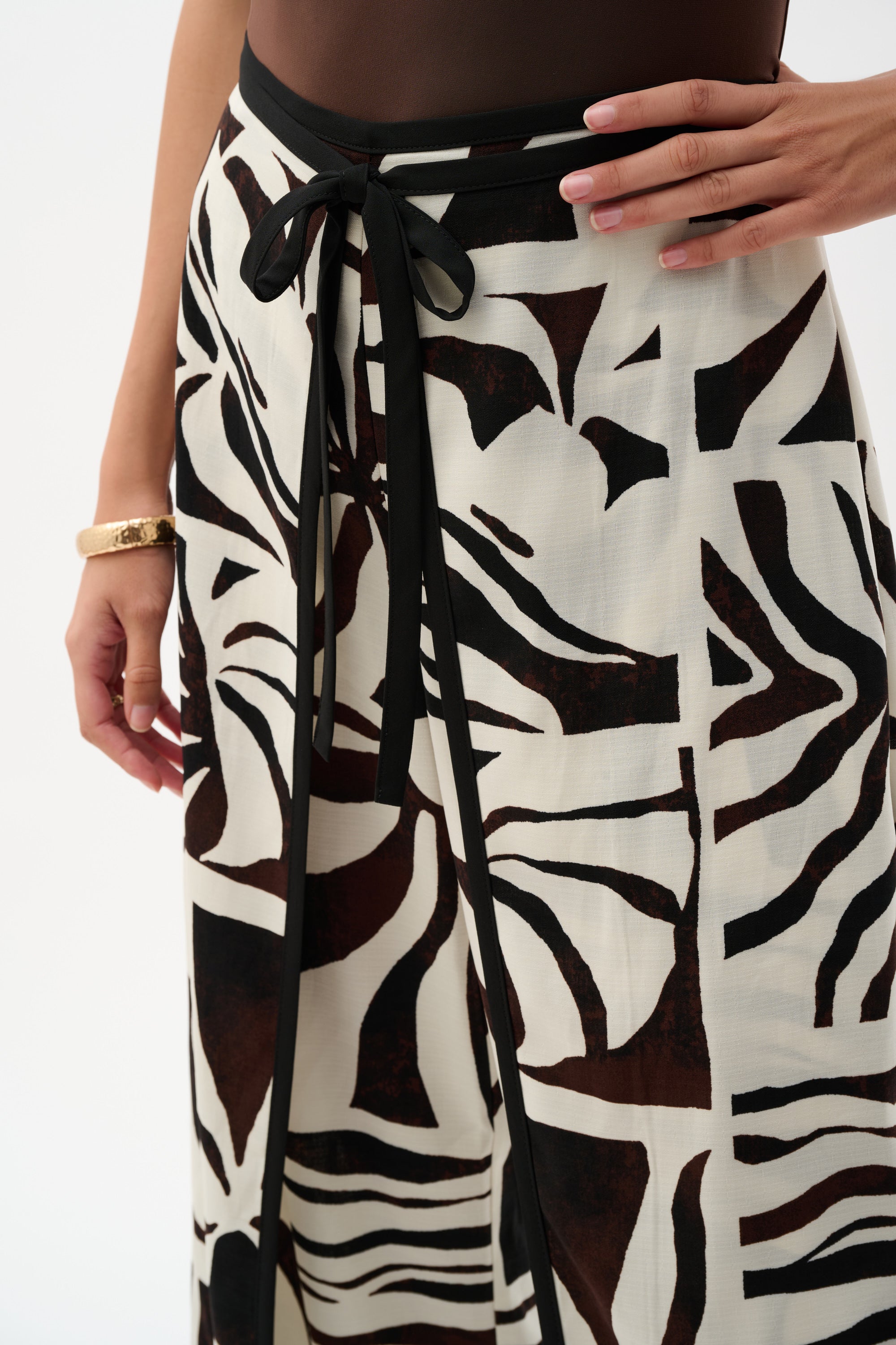 Pantalón de pierna ancha de gasa con estampado tropical beige 262056