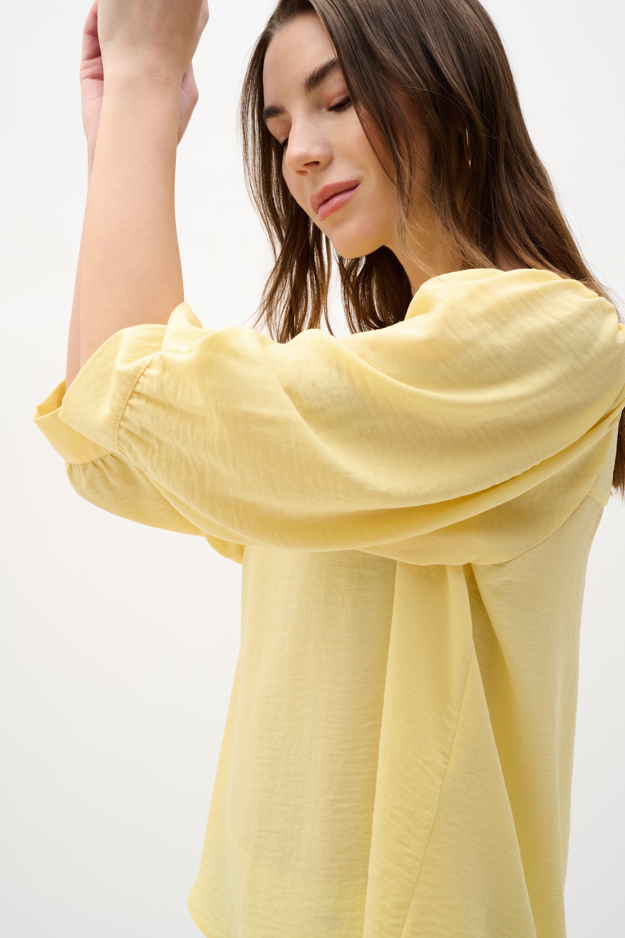 Blusa de corte trapecio de gasa con mangas abullonadas amarillo suave 262090