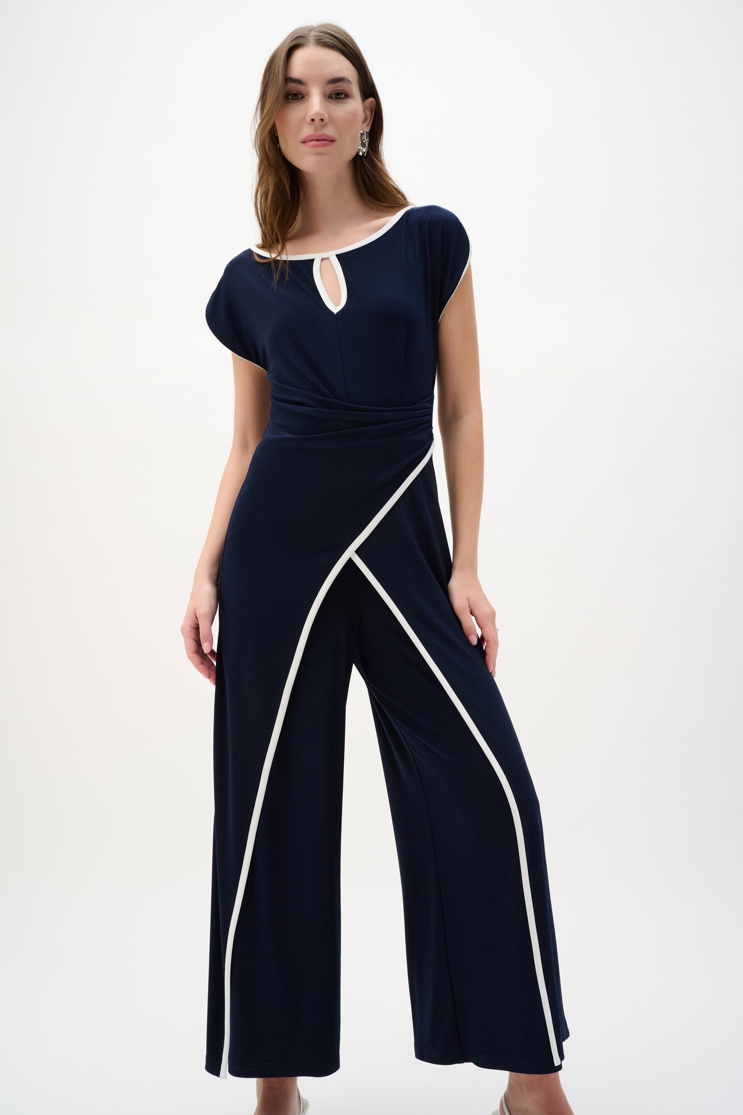 Jumpsuit tipo culotte de punto sedoso con corpiño drapeado marino y blanco 262092
