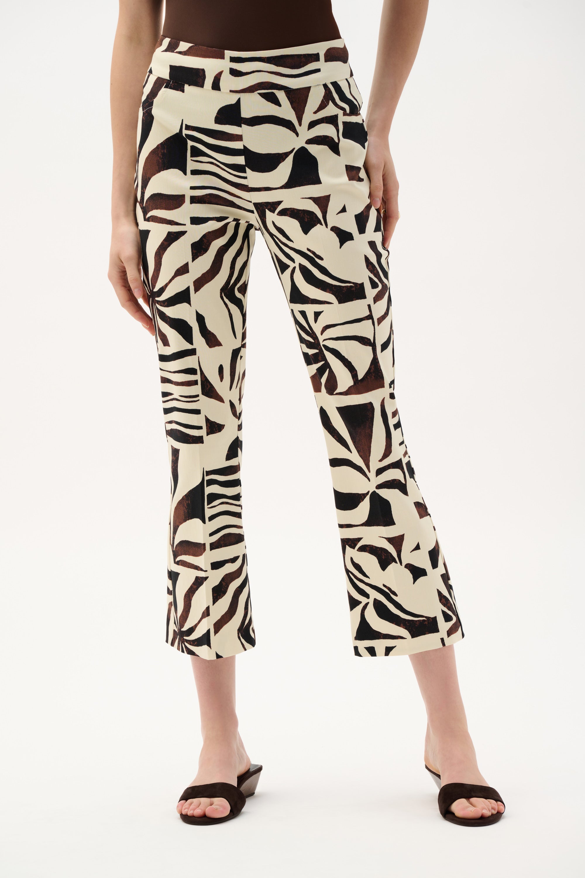 Pantalón acampanado sin cierres con estampado tropical beige negro 262133