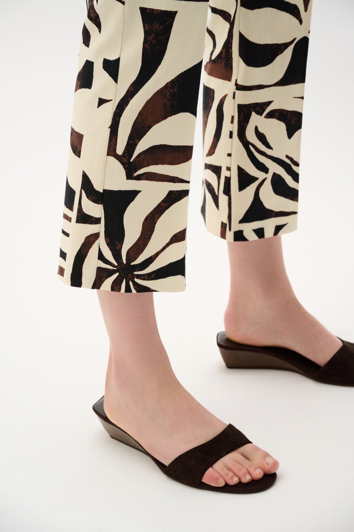 Pantalón acampanado sin cierres con estampado tropical beige negro 262133