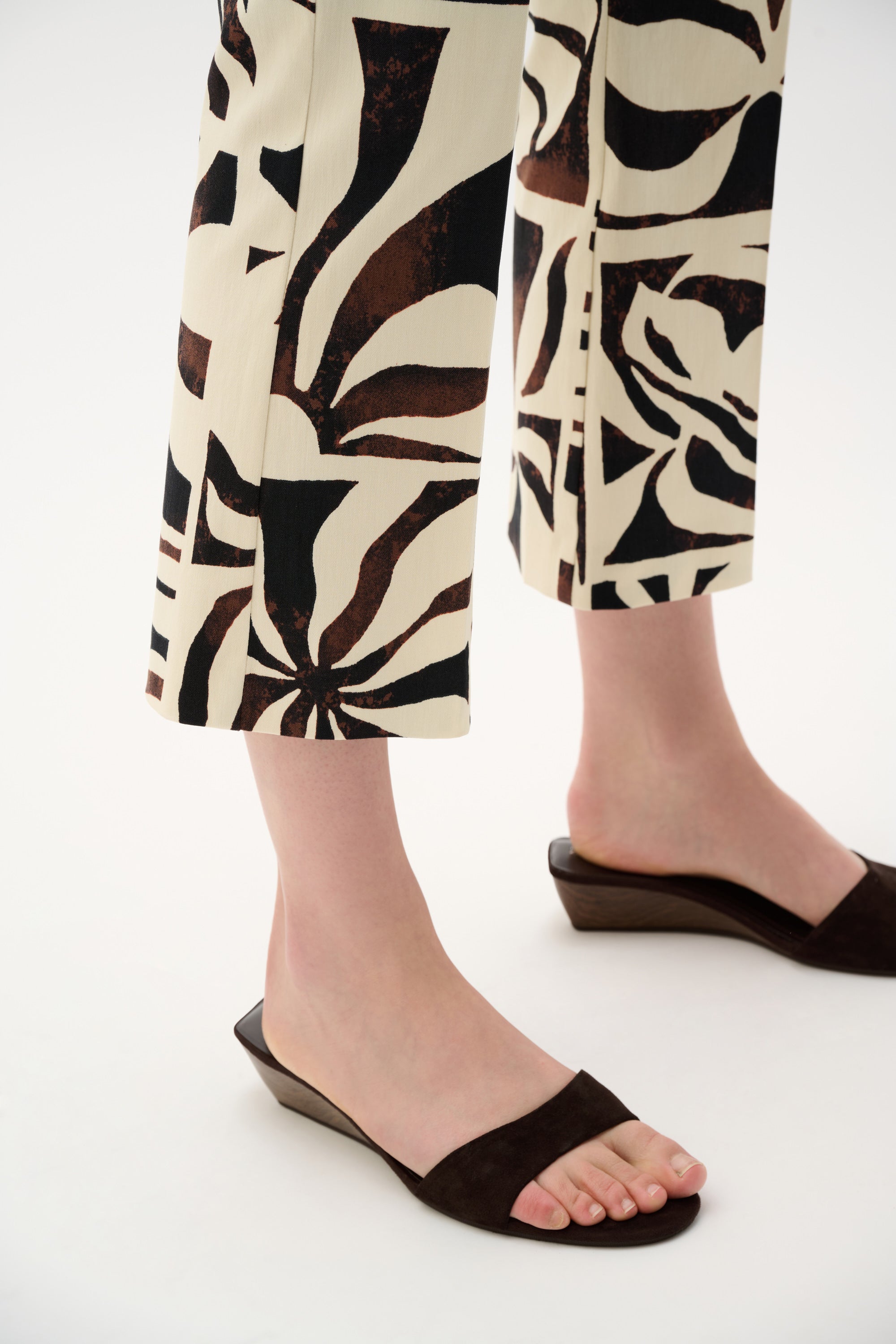 Pantalón acampanado sin cierres con estampado tropical beige negro 262133