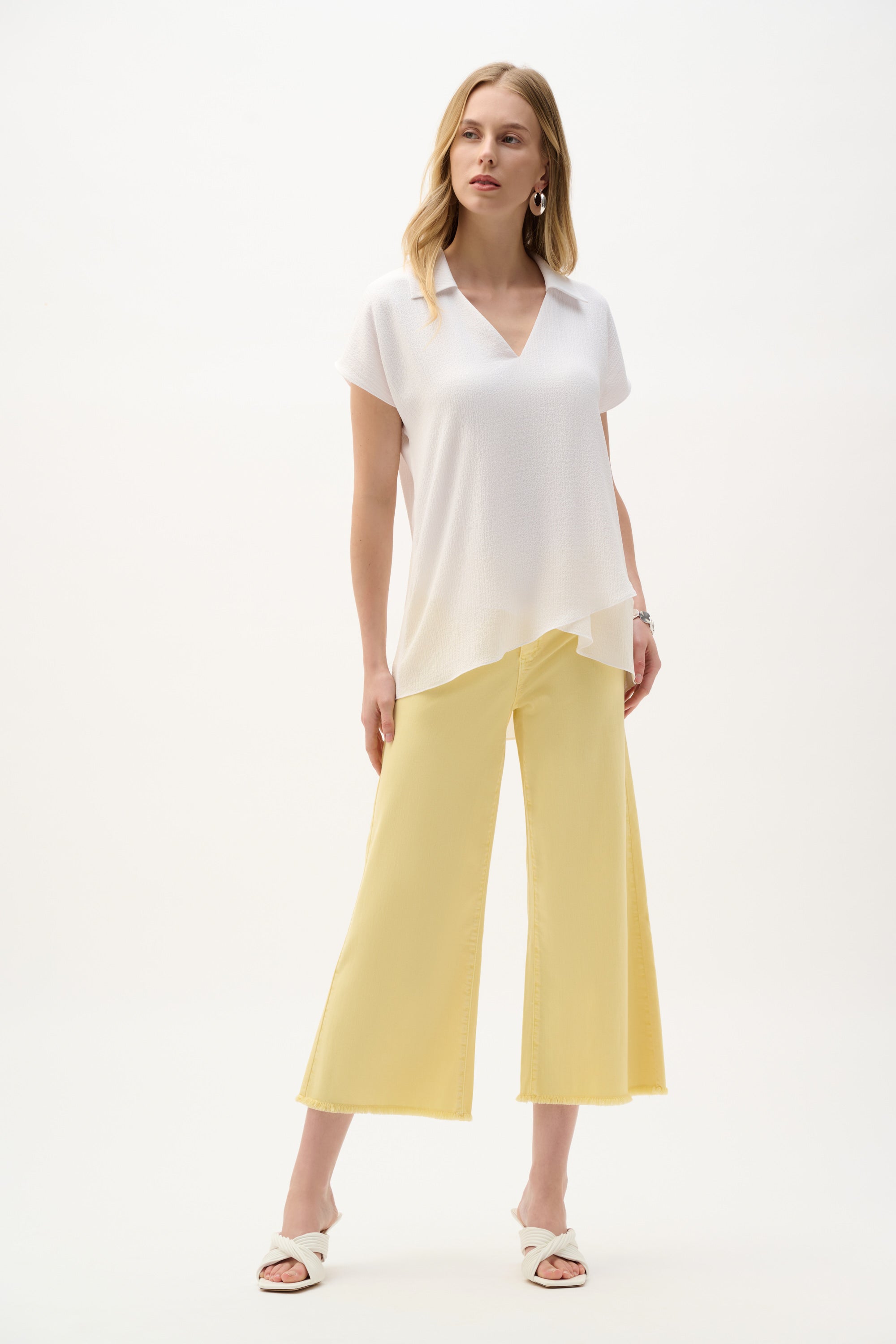 Blusa con bajo asimétrico a capas y cuello de camisa blanco 262148