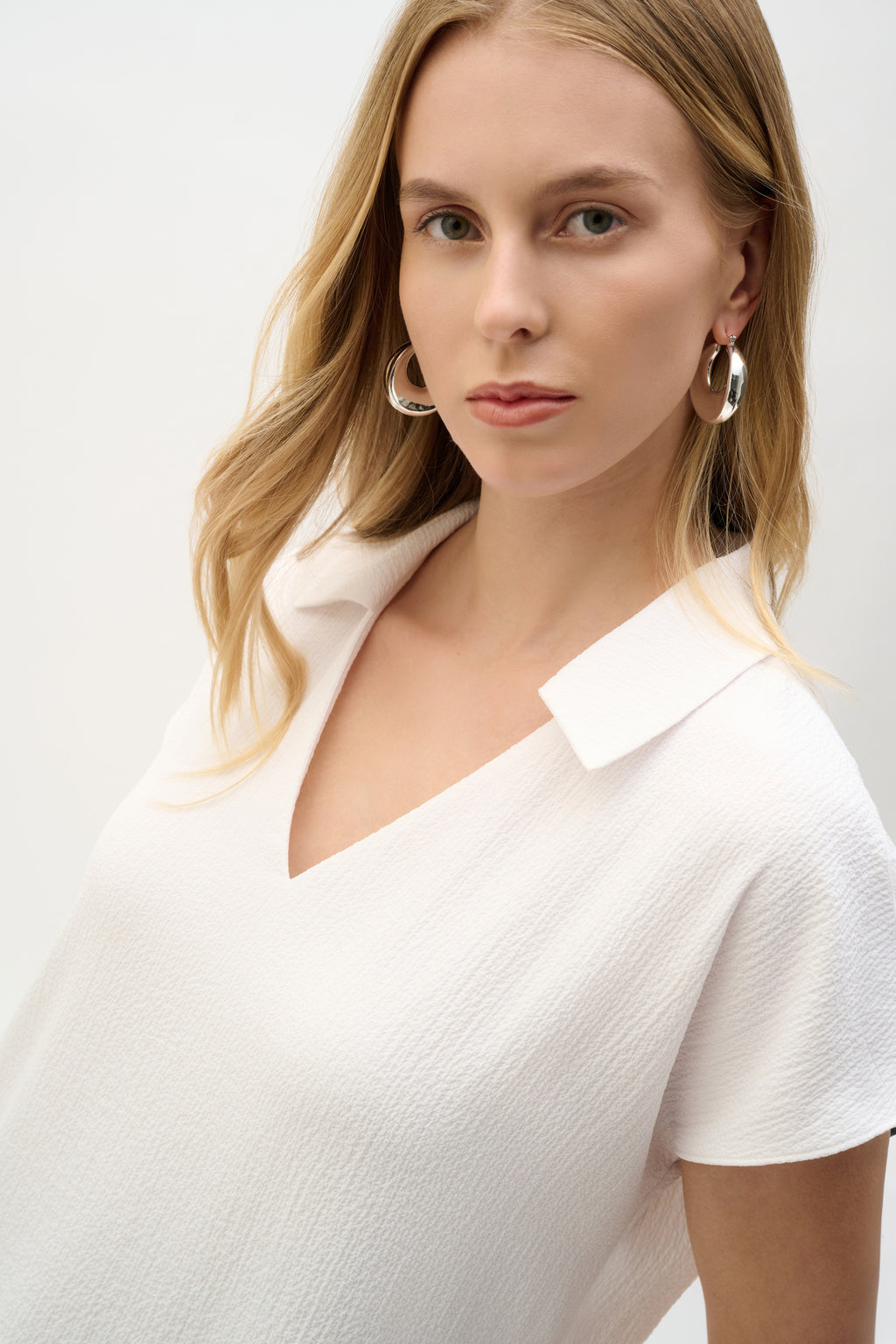 Blusa con bajo asimétrico a capas y cuello de camisa blanco 262148