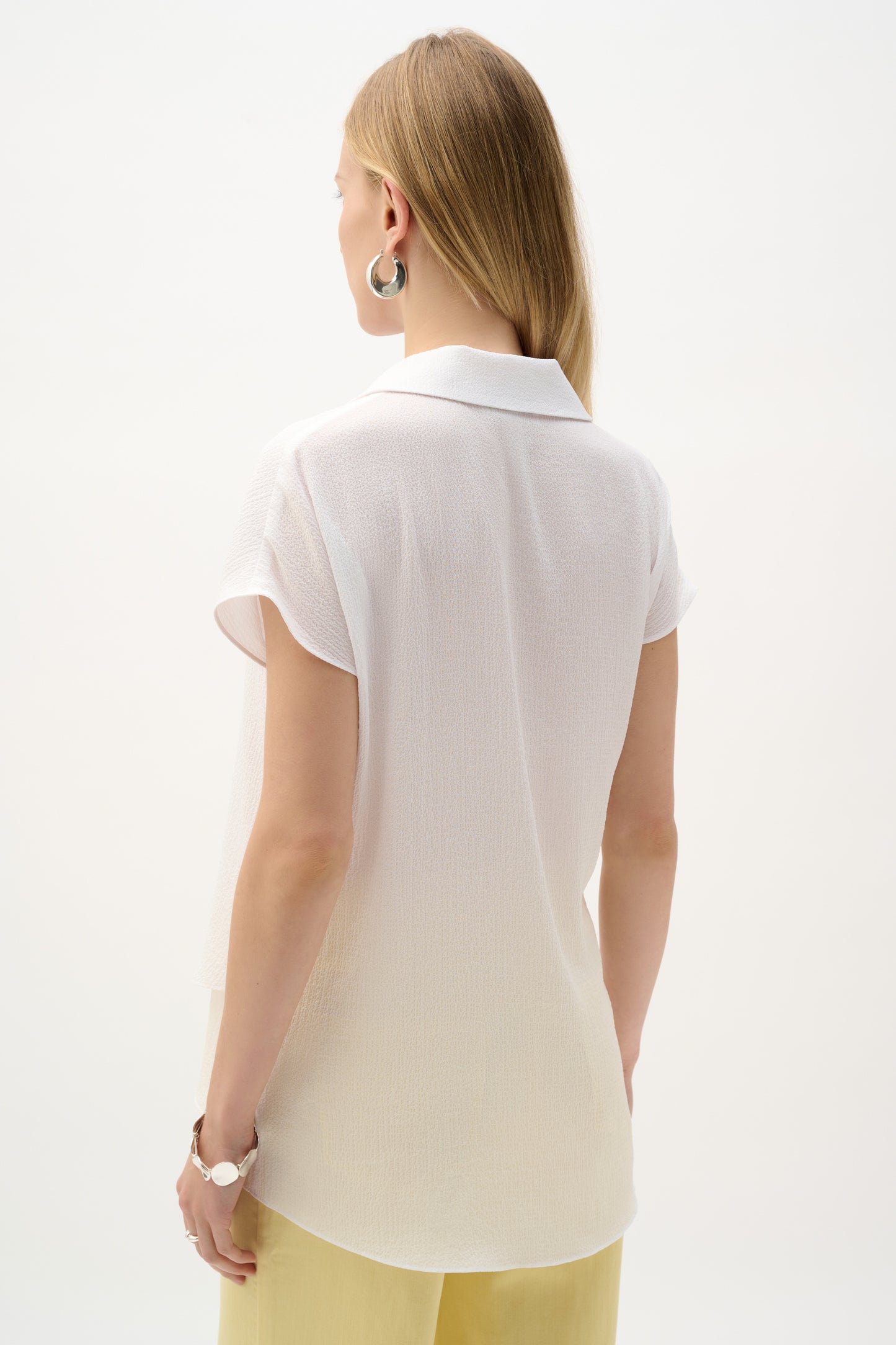 Blusa con bajo asimétrico a capas y cuello de camisa blanco 262148
