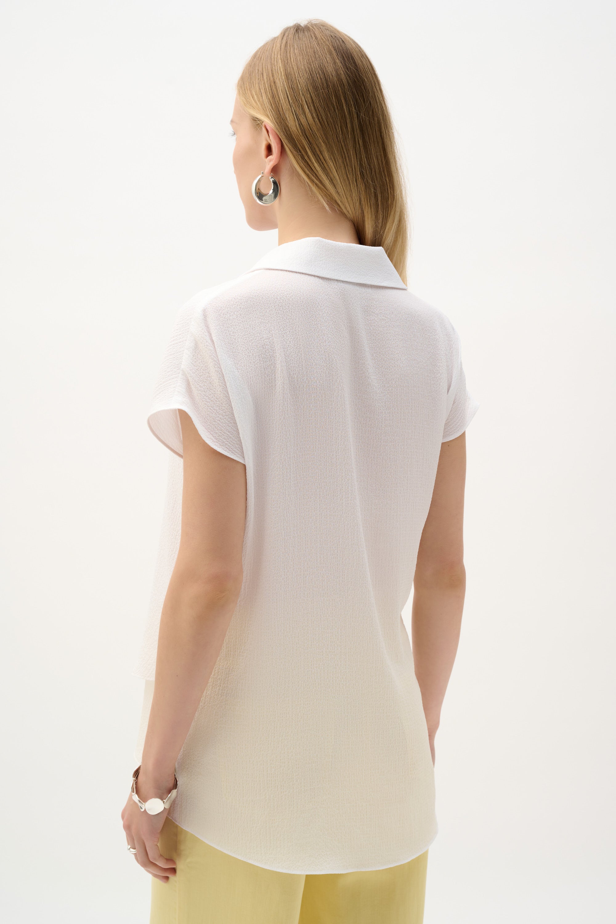 Blusa con bajo asimétrico a capas y cuello de camisa blanco 262148