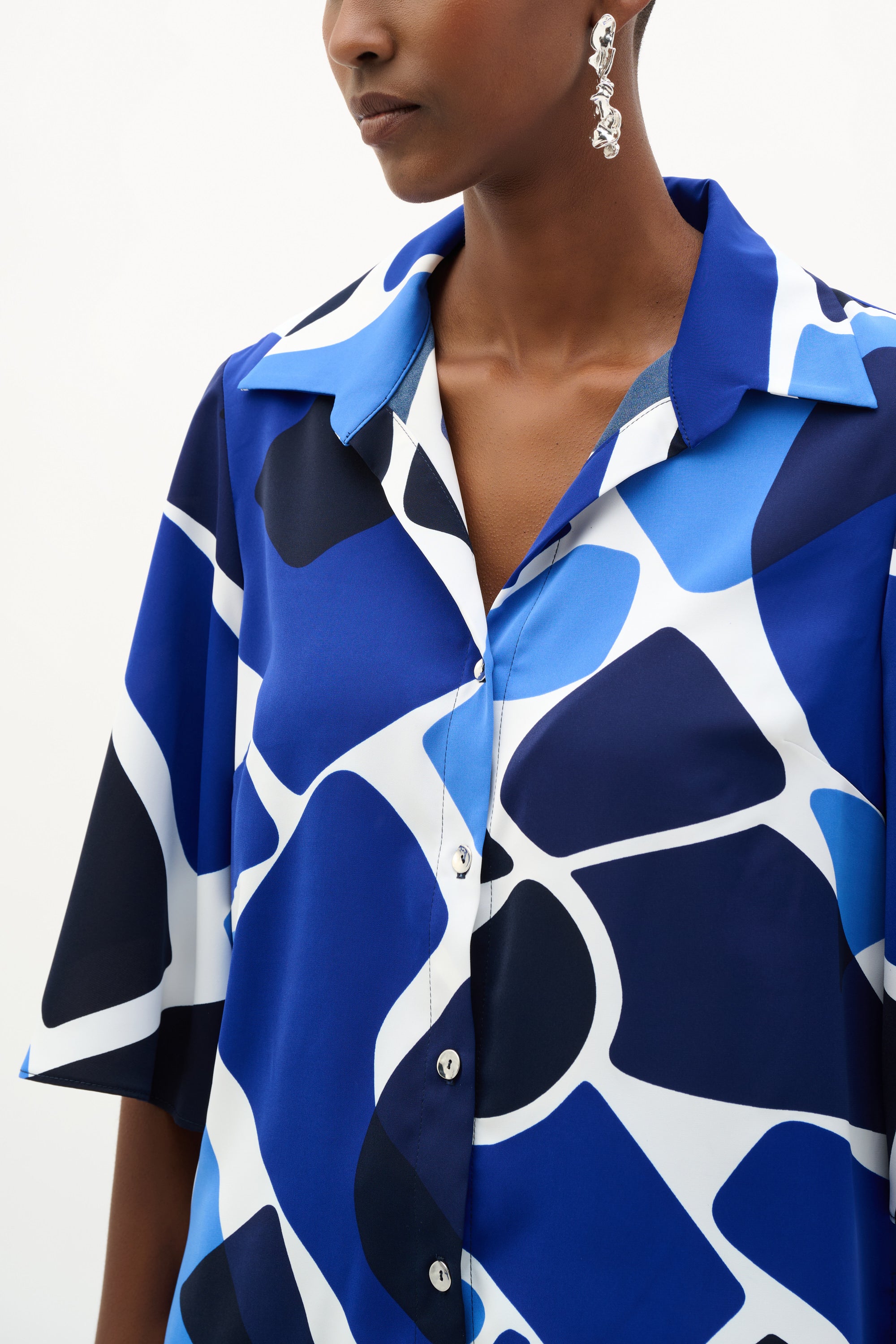 Blusa recta en tejido reciclado con estampado abstracto azul 262154