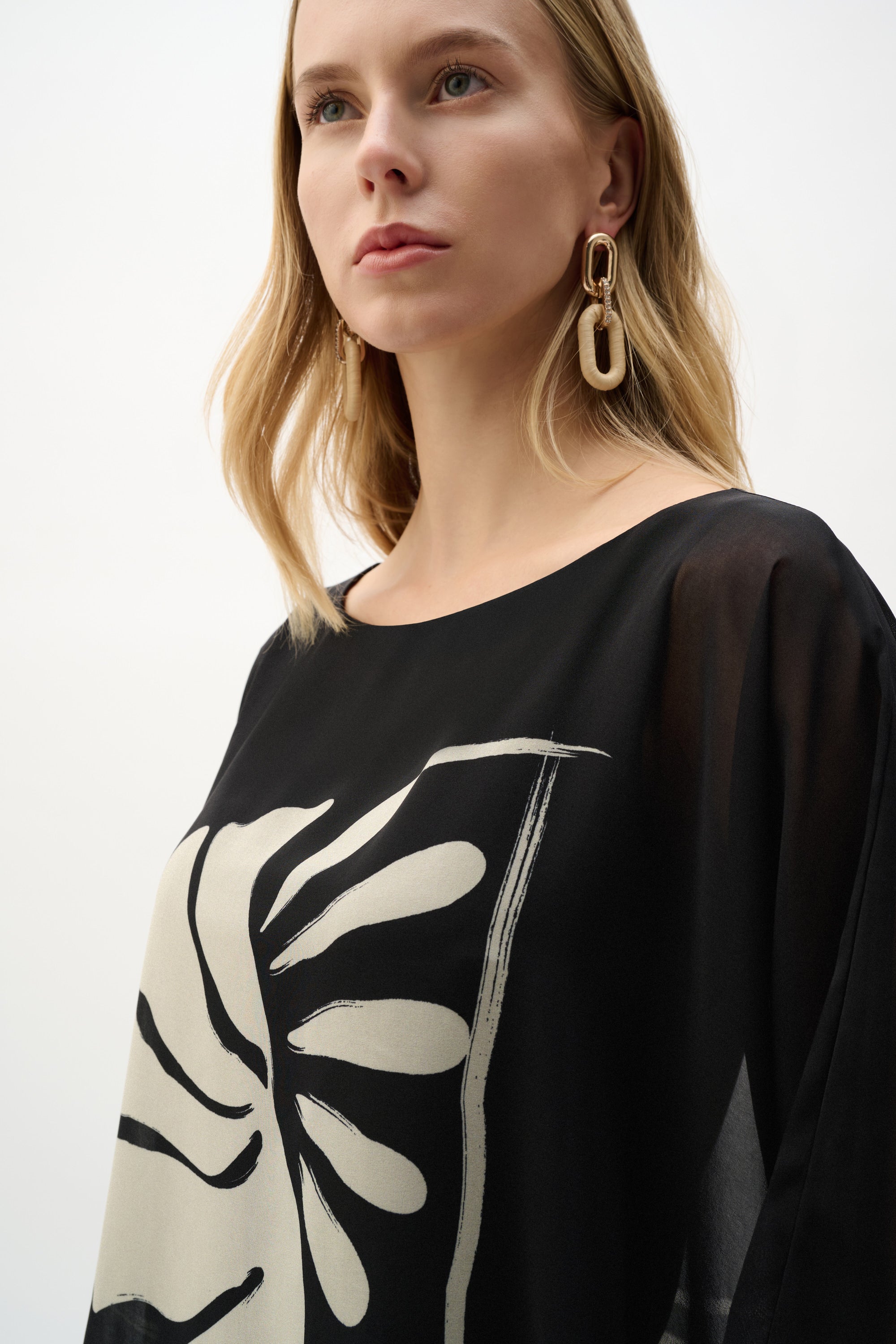 Poncho de punto de seda con estampado tropical y tejido transparente negro y vainilla 262200