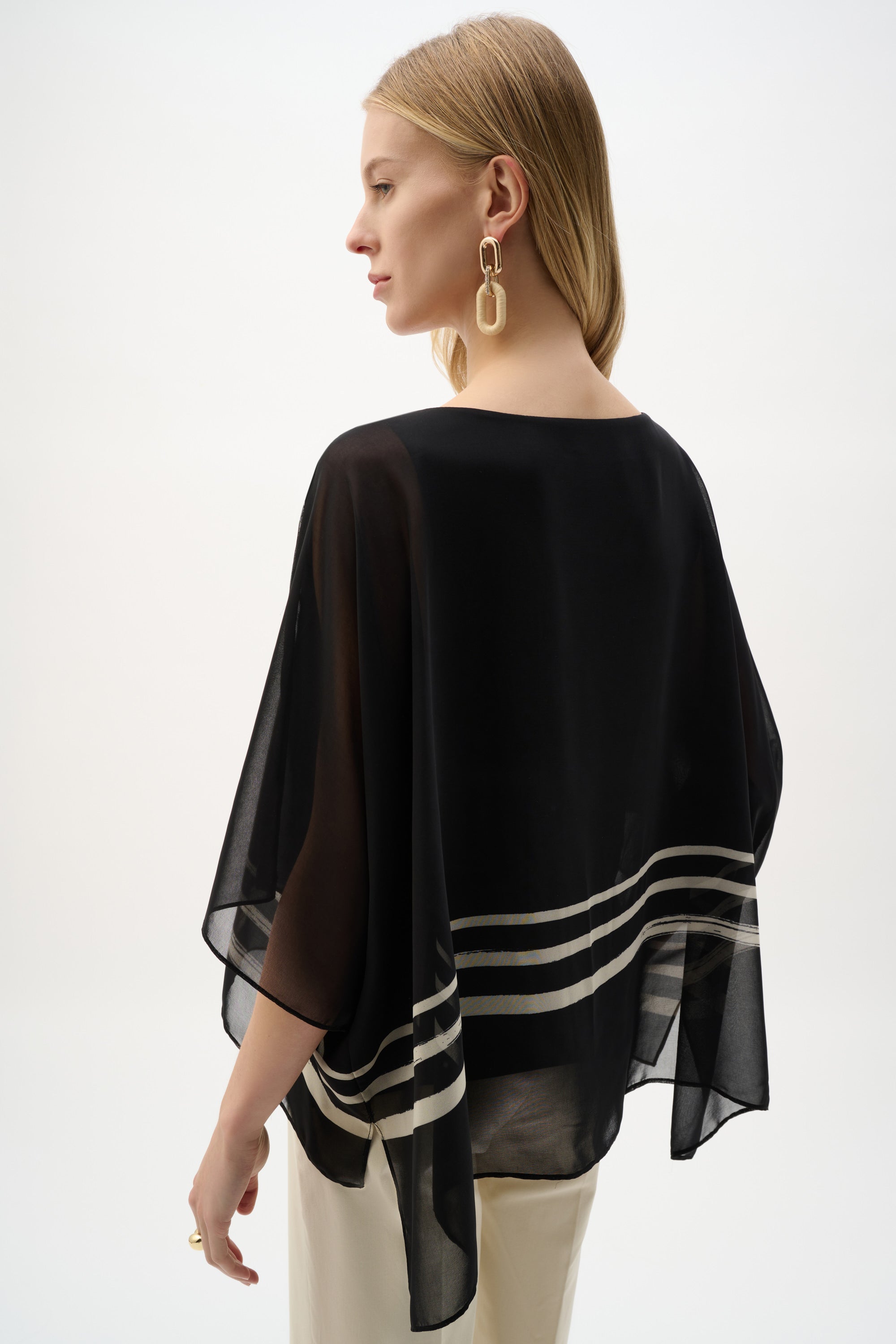 Poncho de punto de seda con estampado tropical y tejido transparente negro y vainilla 262200