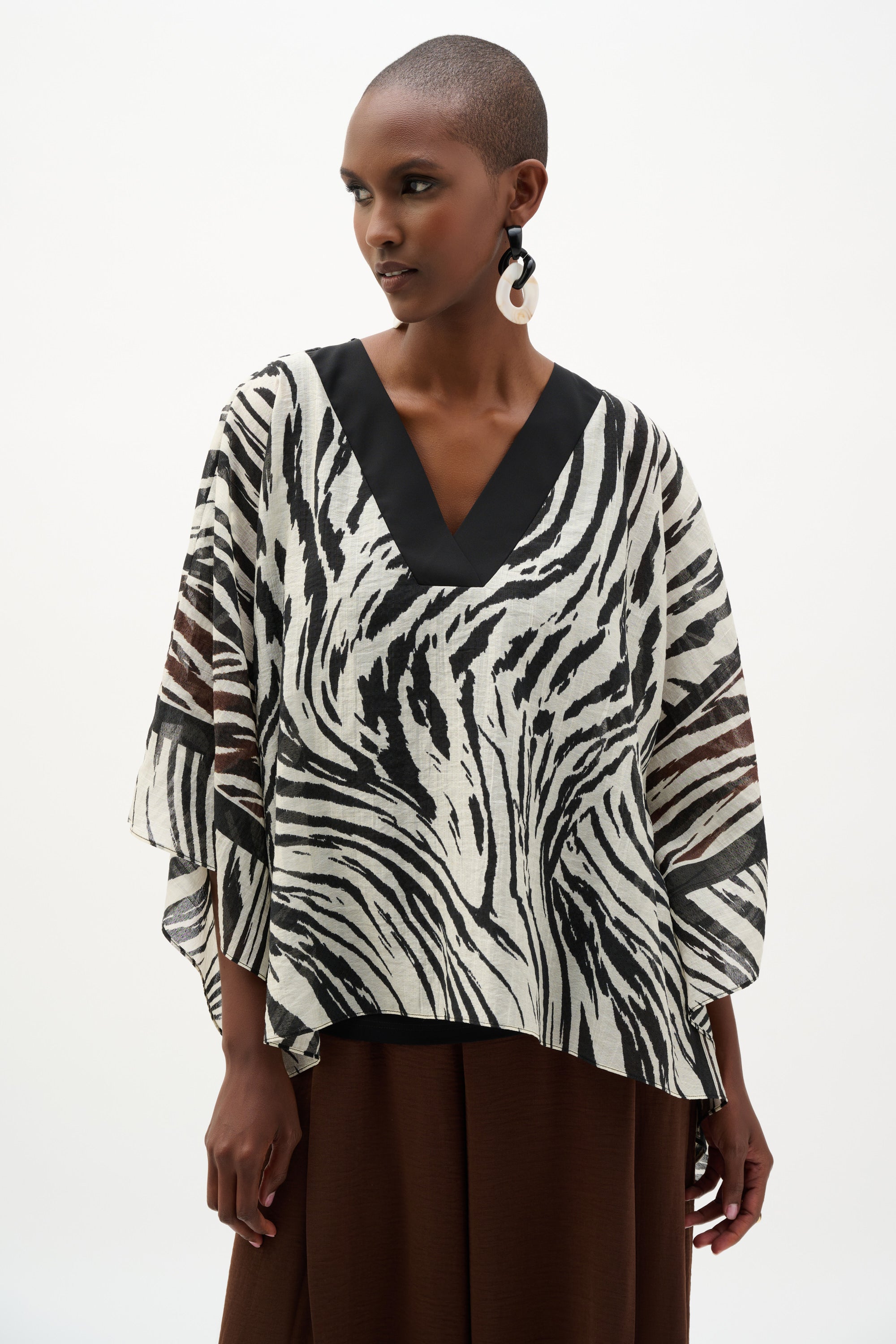 Poncho de tejido transparente con estampado animal beige y negro 262203