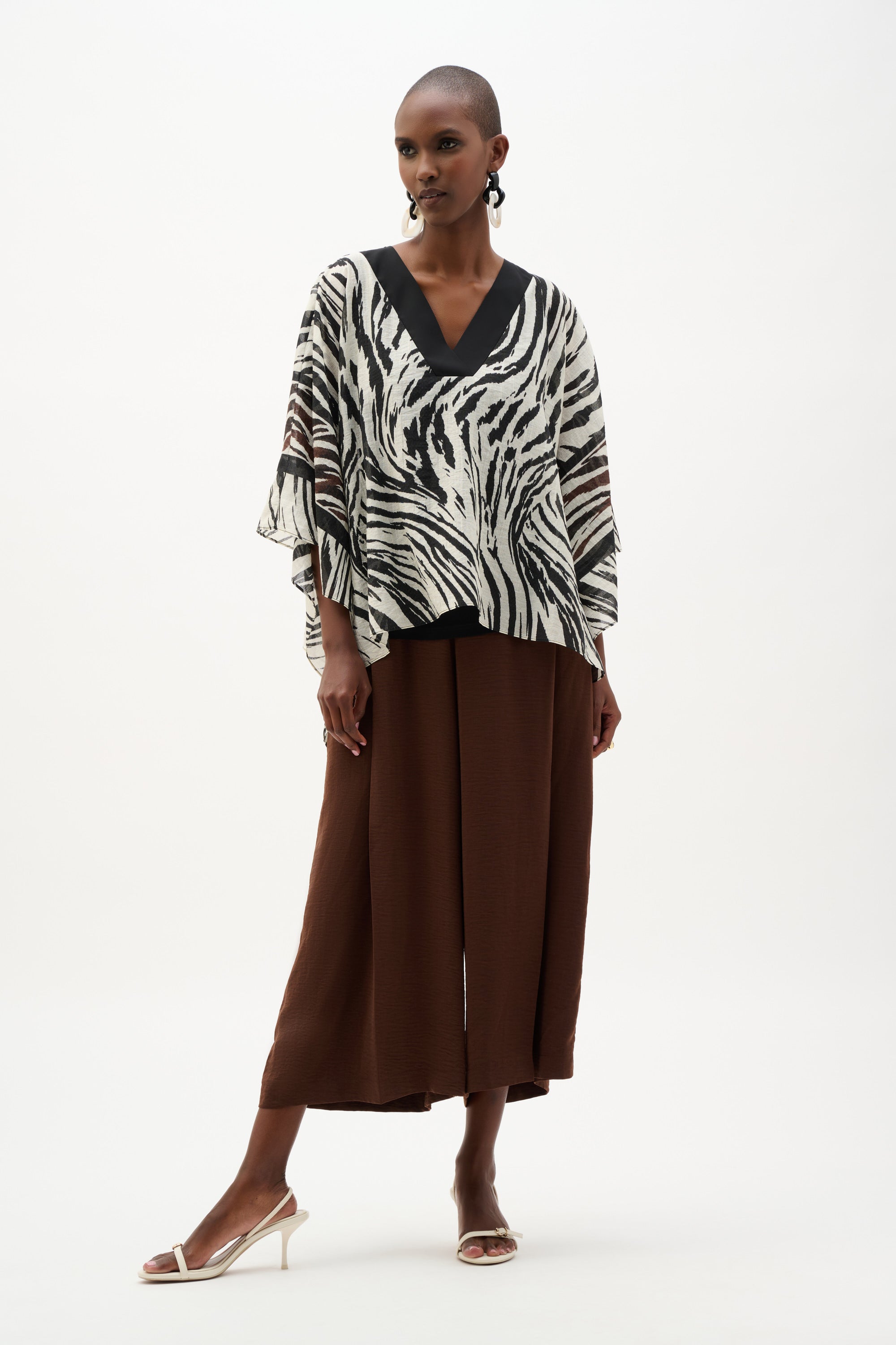 Poncho de tejido transparente con estampado animal beige y negro 262203