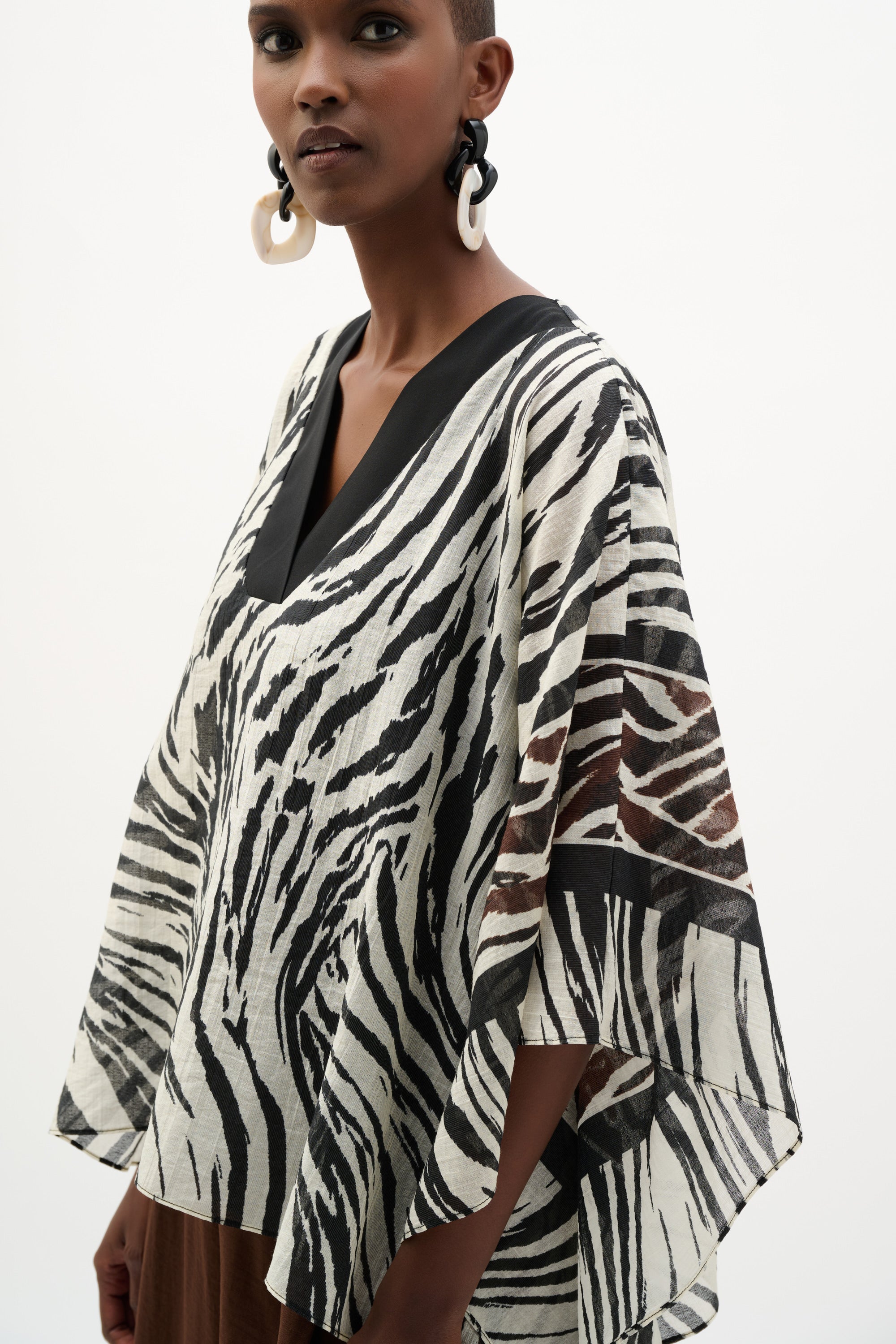 Poncho de tejido transparente con estampado animal beige y negro 262203