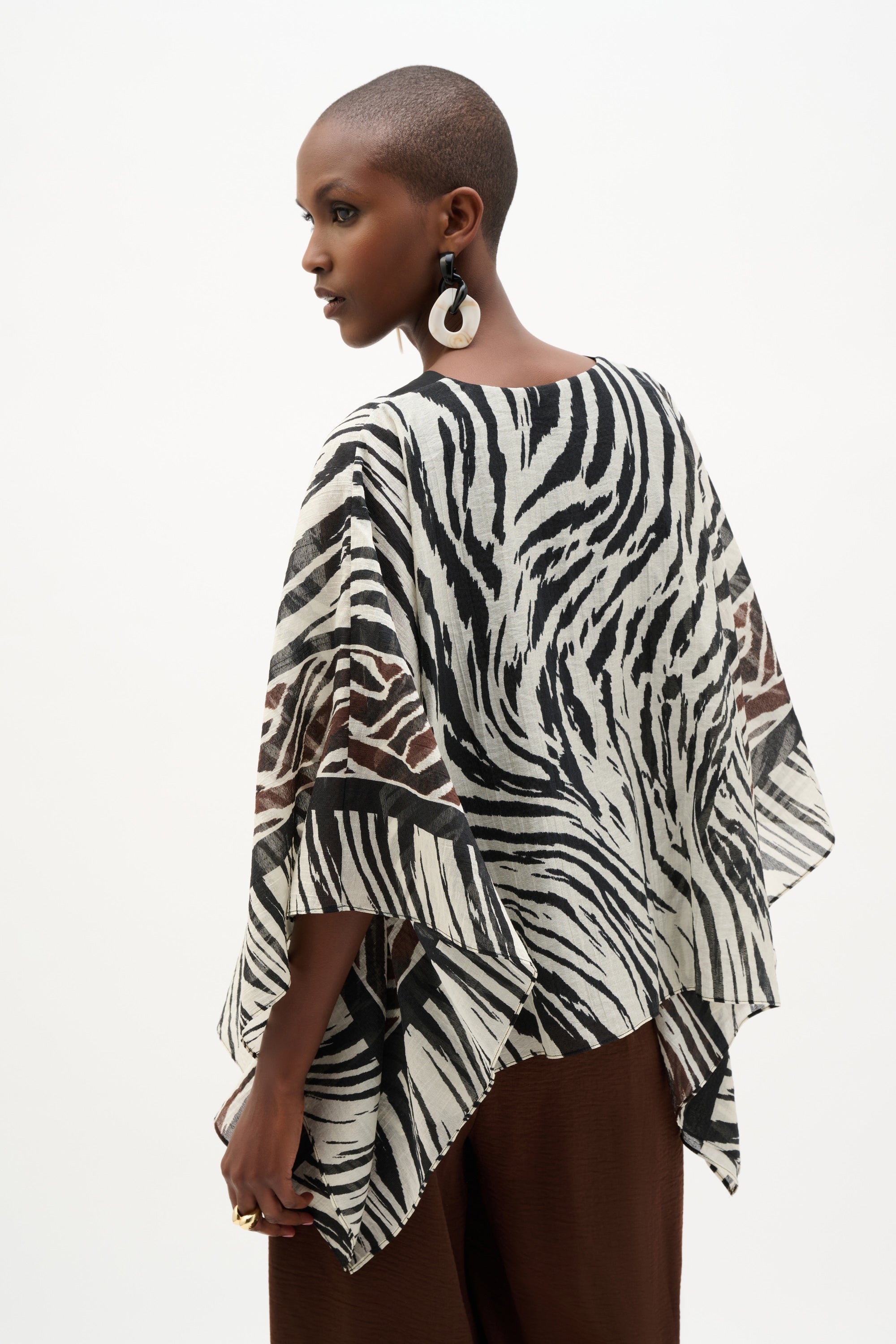 Poncho de tejido transparente con estampado animal beige y negro 262203