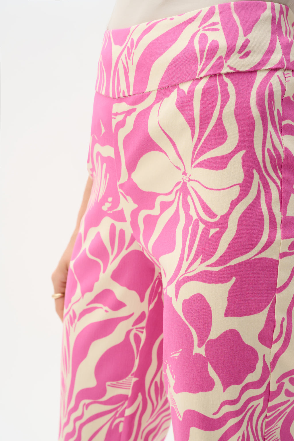 Pantalón crop sin cierres con estampado floral beige y rosa 262205