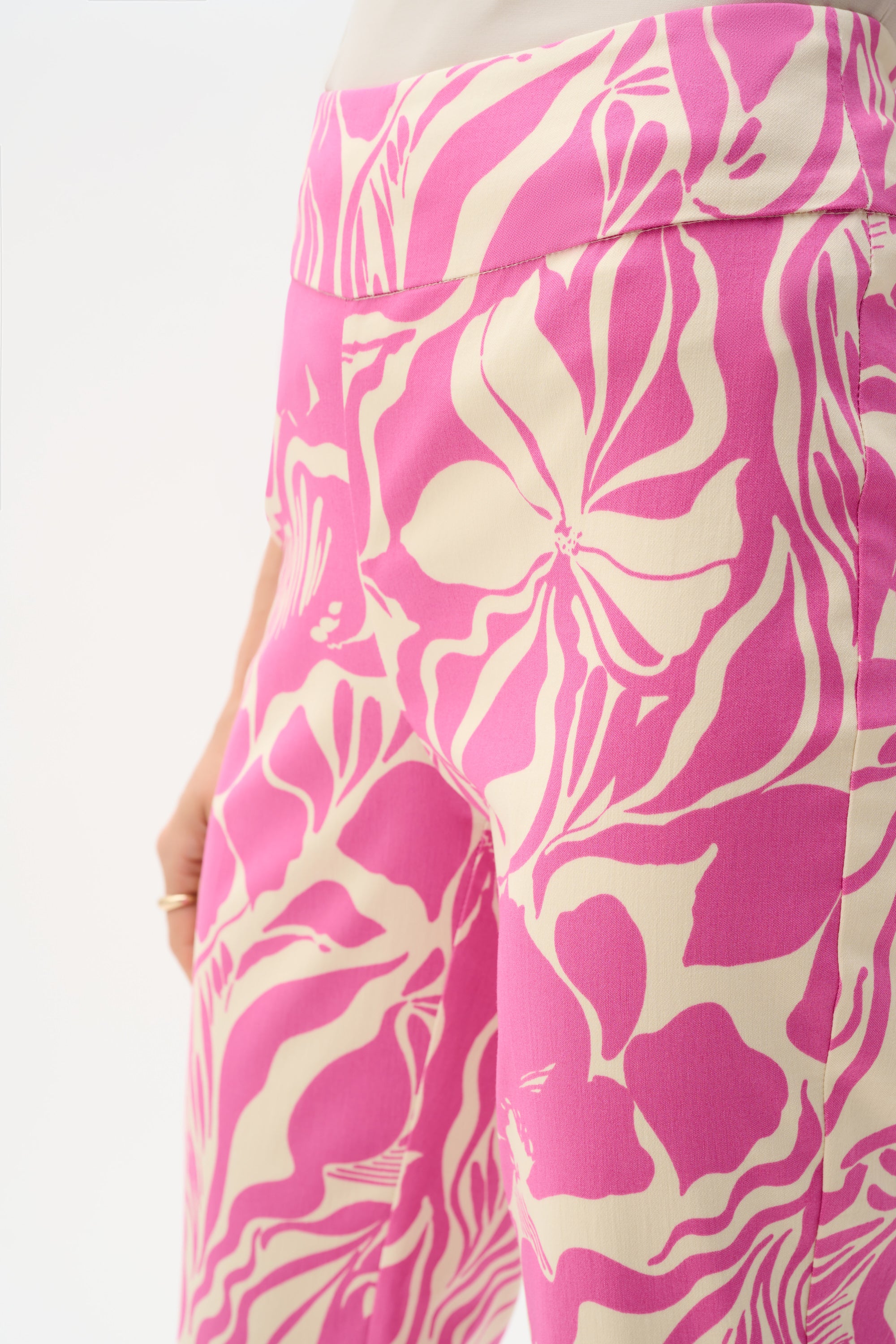 Pantalón crop sin cierres con estampado floral beige y rosa 262205