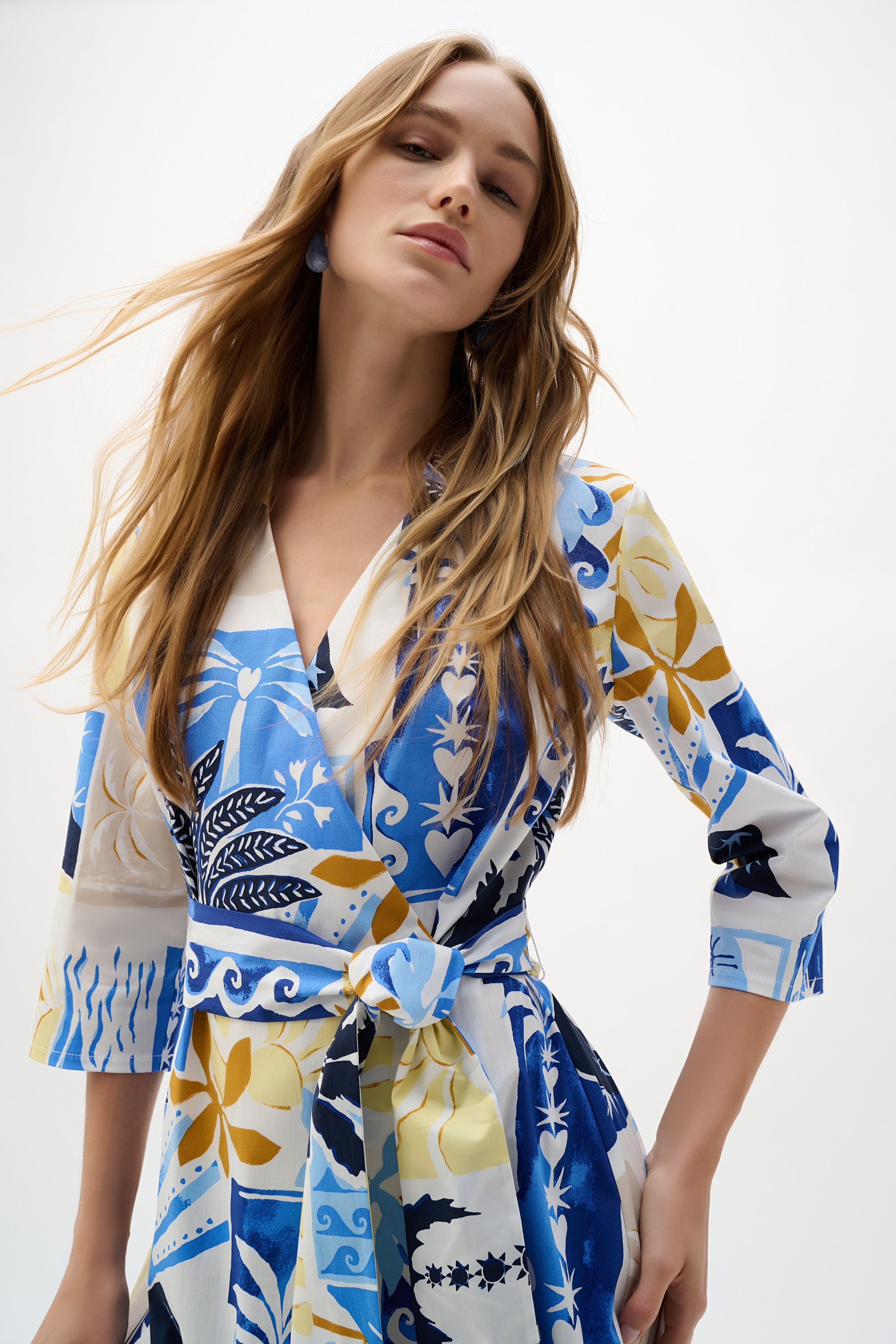 Vestido cruzado de algodón elástico y corte en A con estampado tropical azul 262225