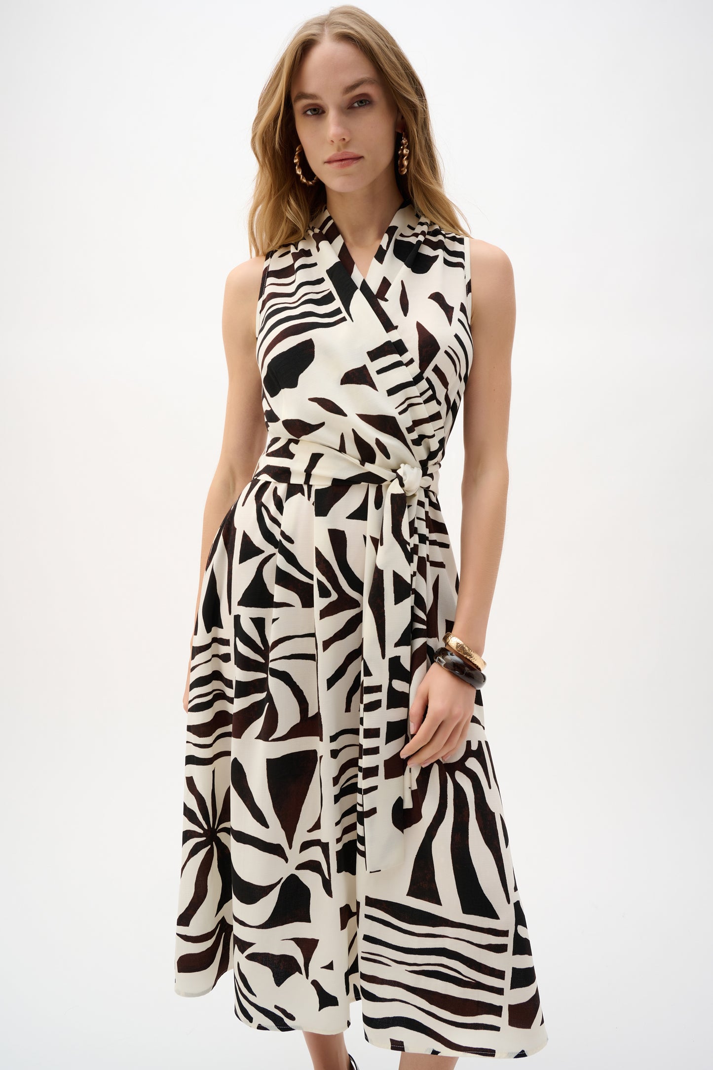 Vestido cruzado ajustado y acampanado de gasa con estampado tropical beige 262226