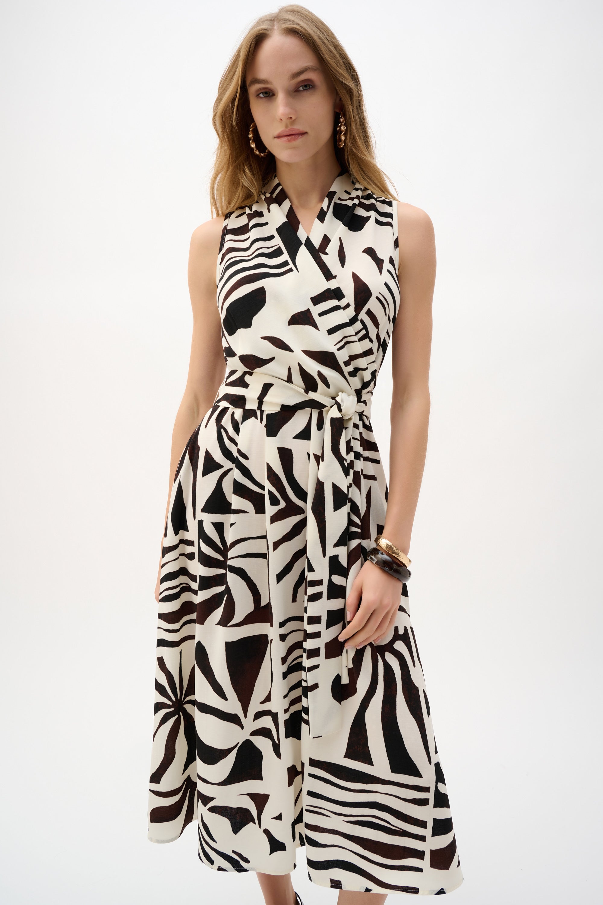 Vestido cruzado ajustado y acampanado de gasa con estampado tropical beige 262226
