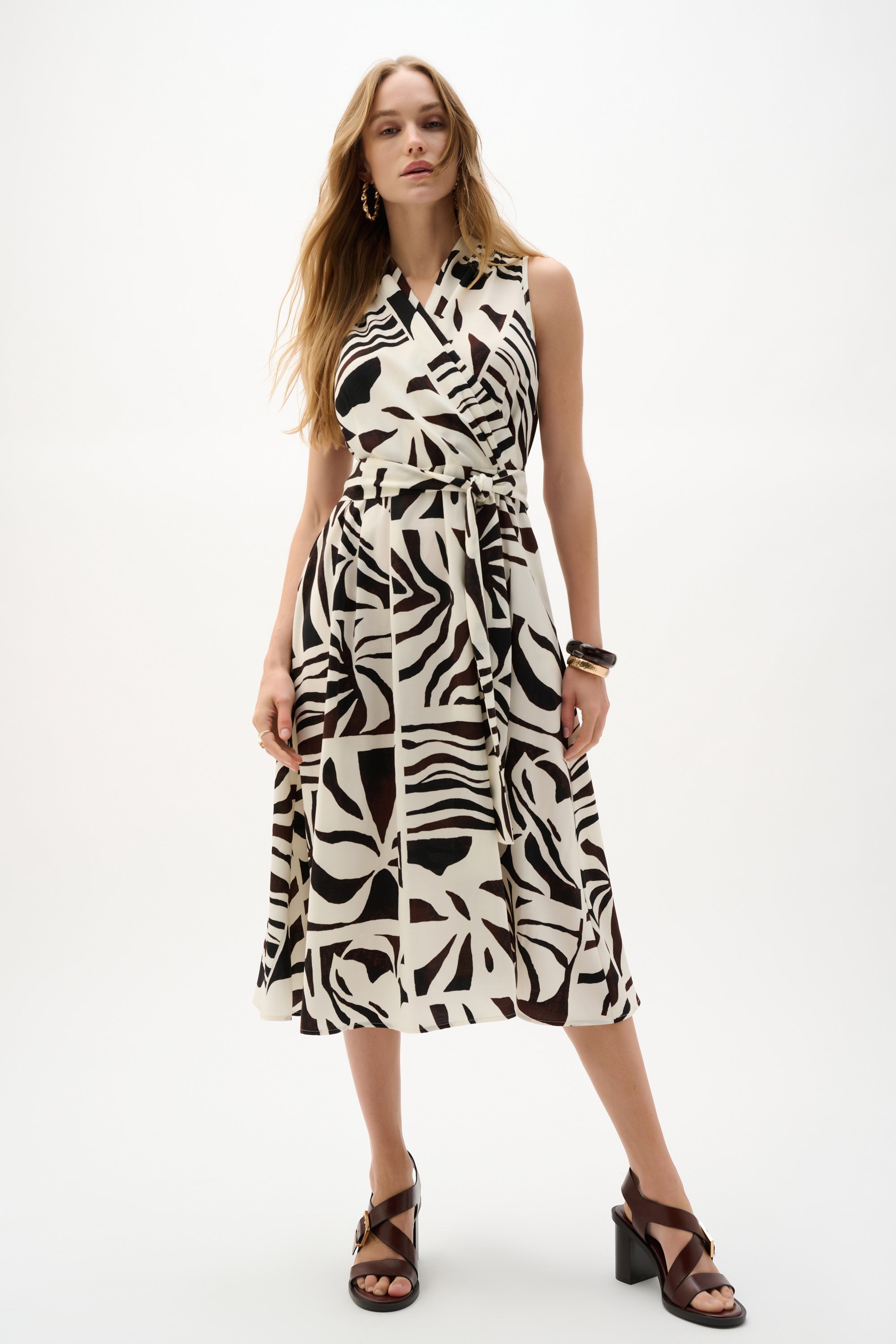 Vestido cruzado ajustado y acampanado de gasa con estampado tropical beige 262226