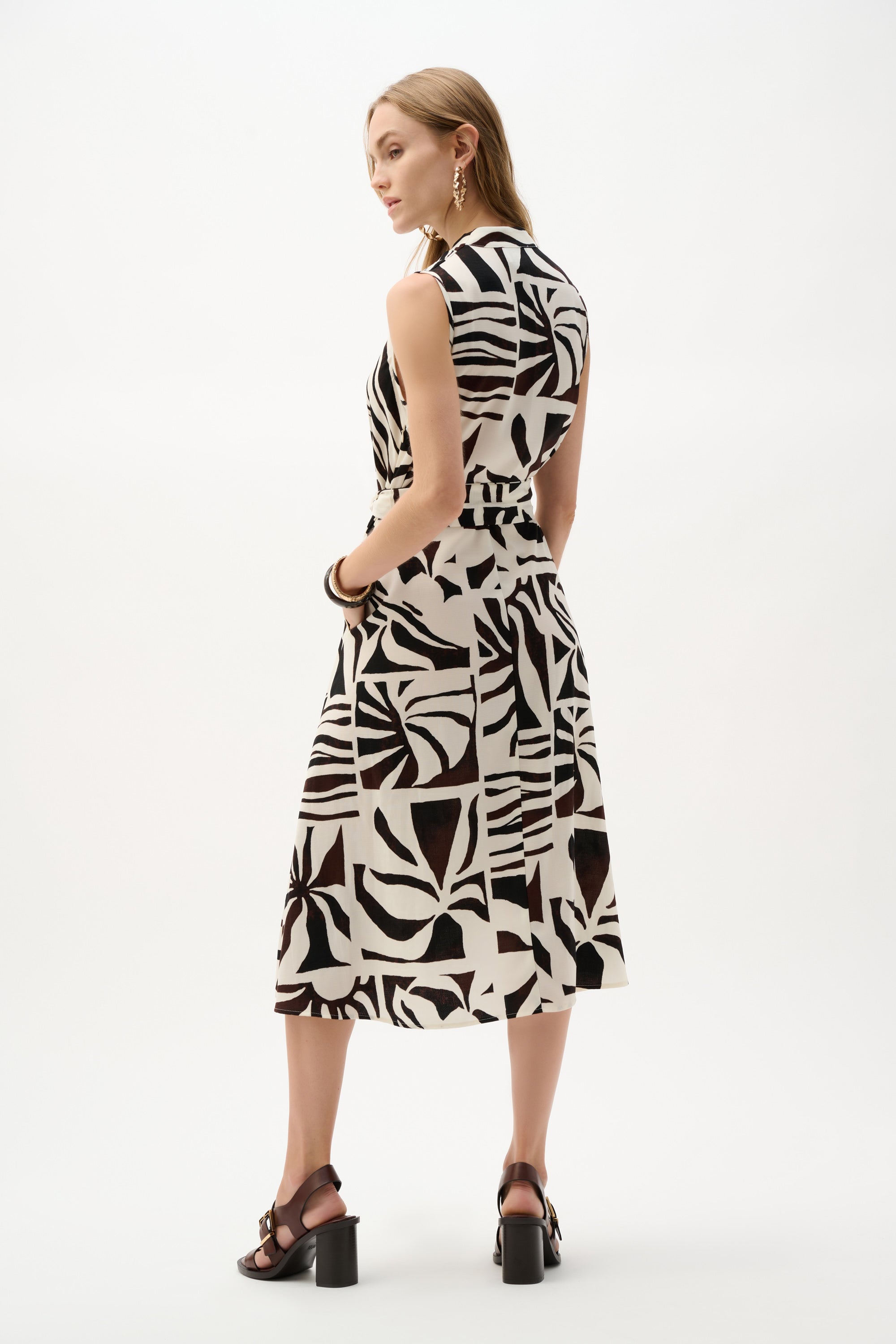 Vestido cruzado ajustado y acampanado de gasa con estampado tropical beige 262226