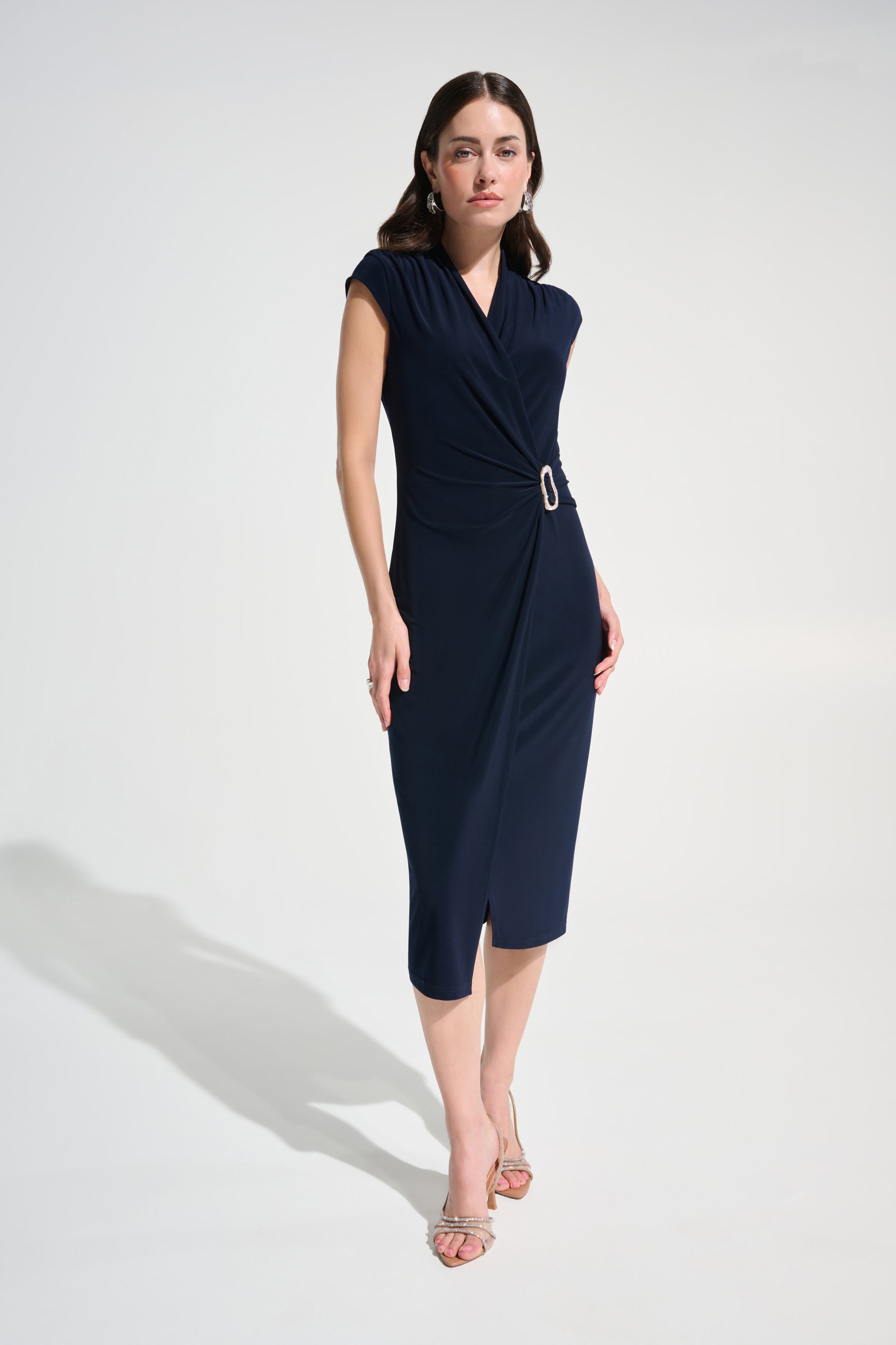 Vestido de tubo cruzado de punto sedoso con detalle de pedrería azul 262715