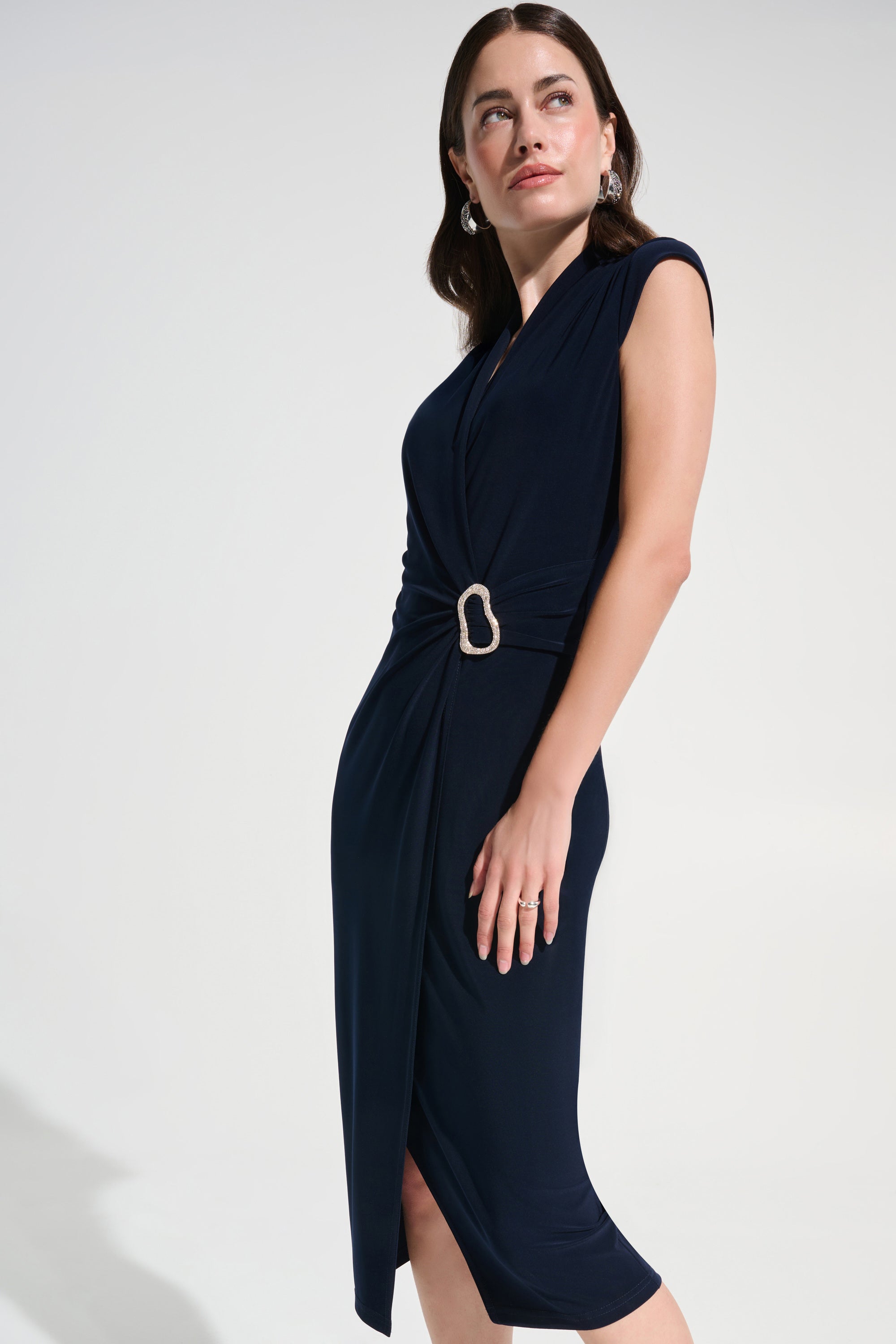 Vestido de tubo cruzado de punto sedoso con detalle de pedrería azul 262715
